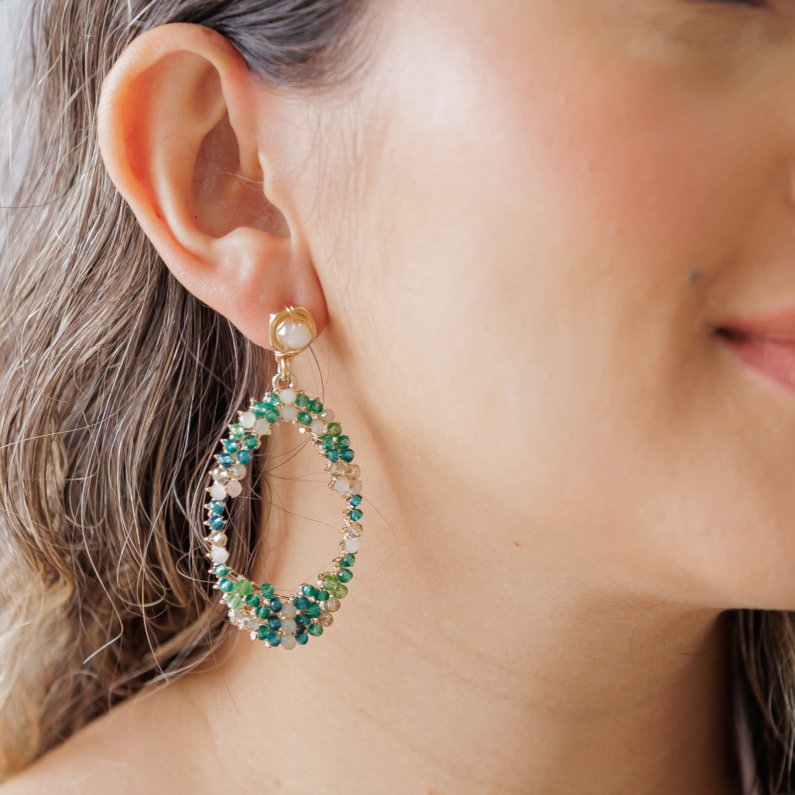 Brinco bordado a mão com mix de cristais em tons de verde e nude folheado em ouro 18k 