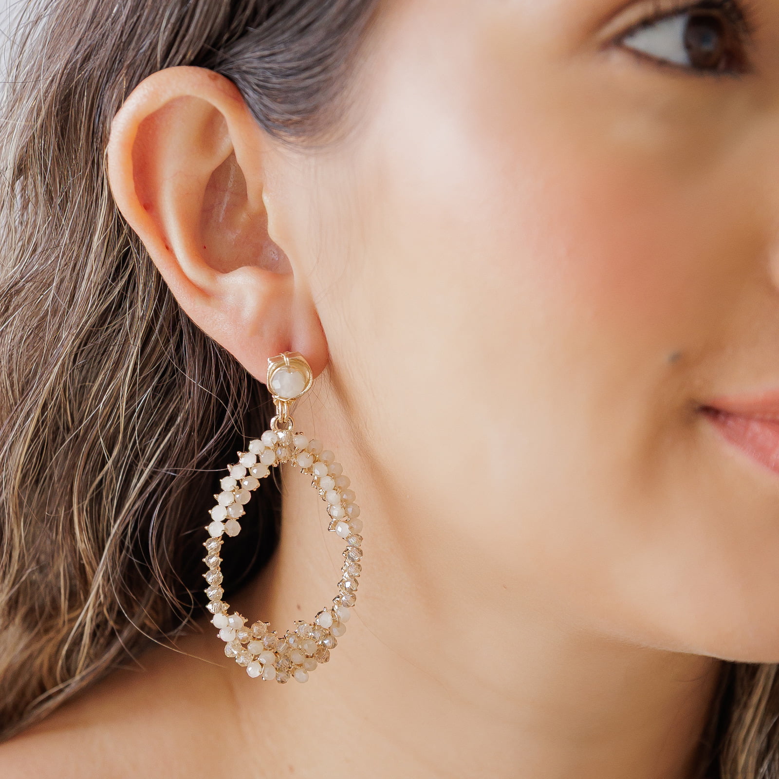 Brinco bordado a mão com mix de cristais em tons nude folheado em ouro 18k 202130000000233