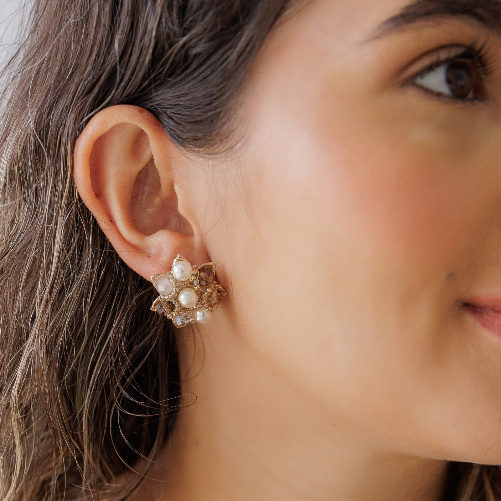 Brinco bordado a mão com mix de cristais em tons nude, fume e perola folheado em ouro 18k 202130000000235