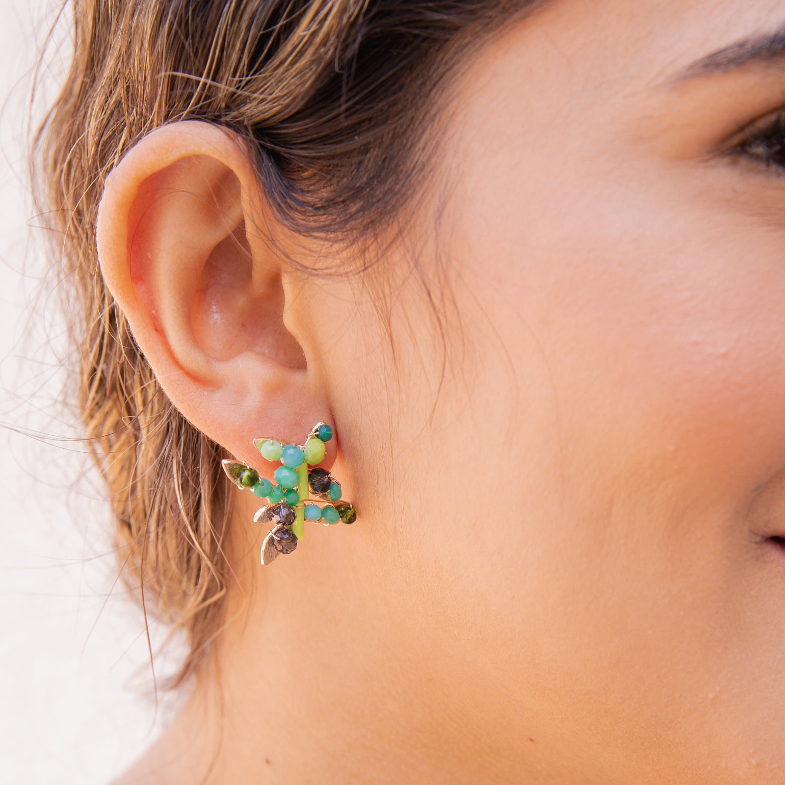 Brinco bordado a mão com mix de cristais em tons verde folheado em ouro 18k 202150000000143