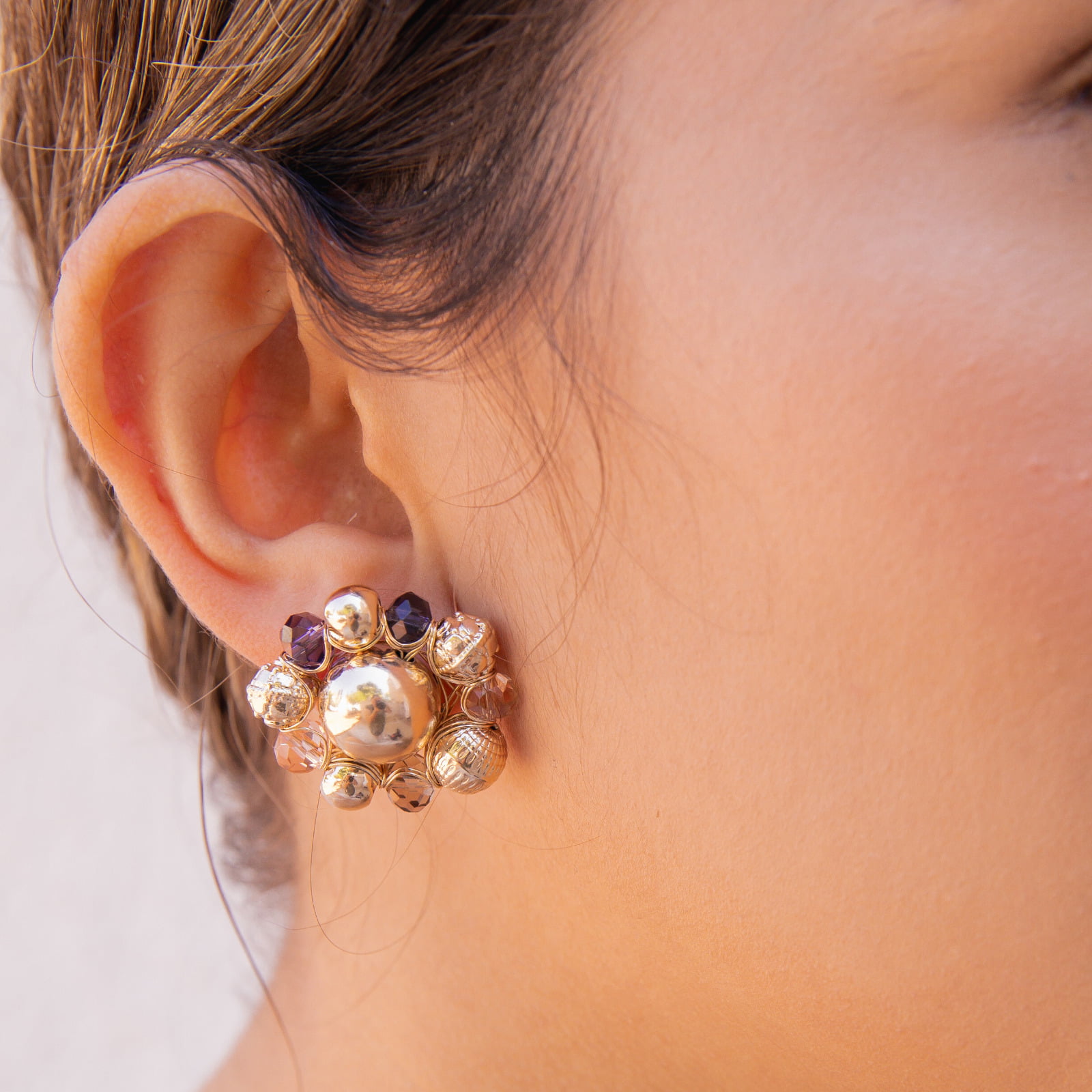 Brinco bordado a mão com mix de cristais folheado em ouro 18k  202120000000064