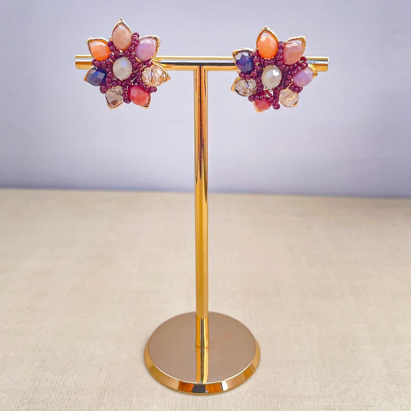 Brinco bordado a mão com mix de cristais lilas e contas de vidro lilas folheado em ouro 18k  202120000000061