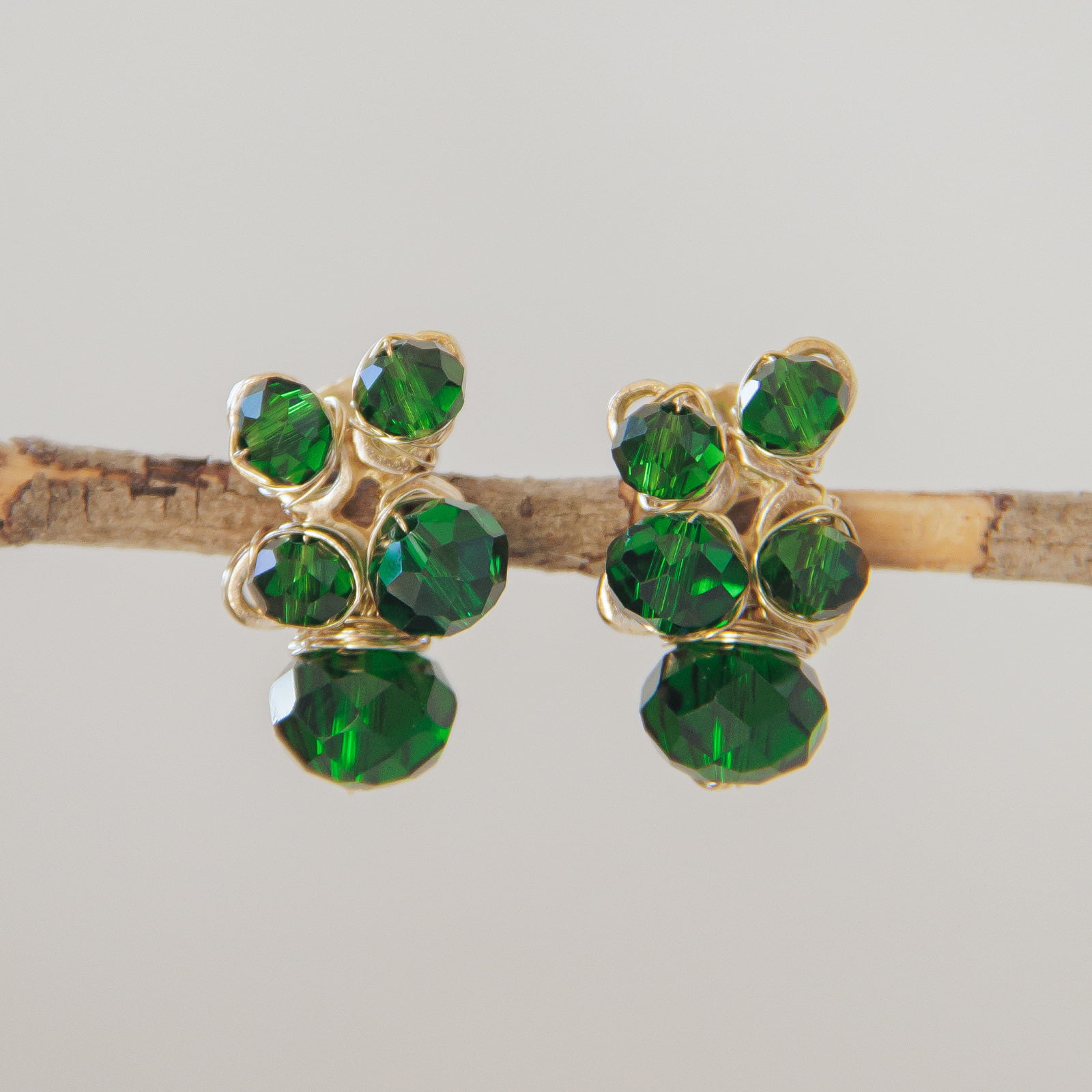 Brinco bordado a mão com mix de cristais verde folheado em ouro 18k 202150000000158