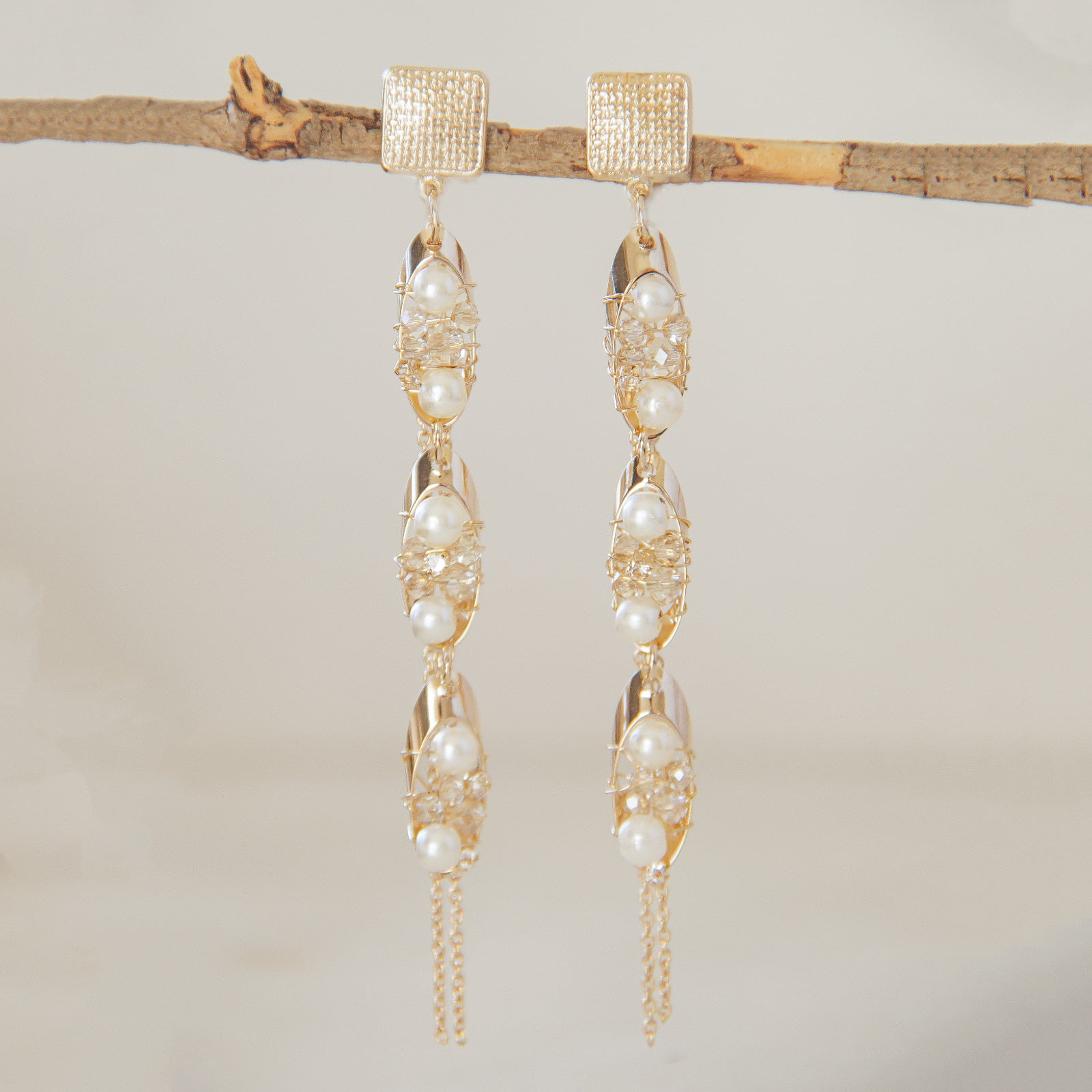 Brinco bordado a mão com Pérola ABS, strass e cristais transparente folheado em ouro 18k 202140000000120
