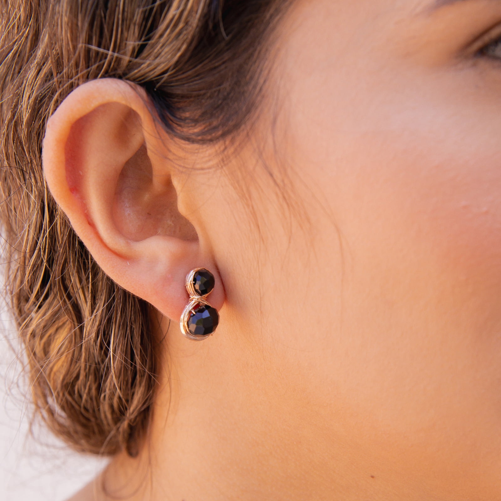 Brinco bordado com cristais preto folheado em ouro 18k 202200000000127