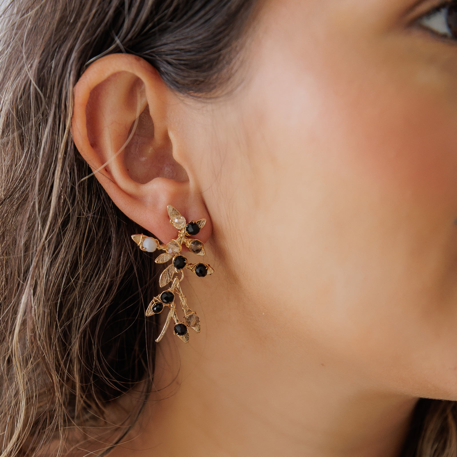 Brinco bordado com cristais preto folheado em ouro 18k 202200000000129