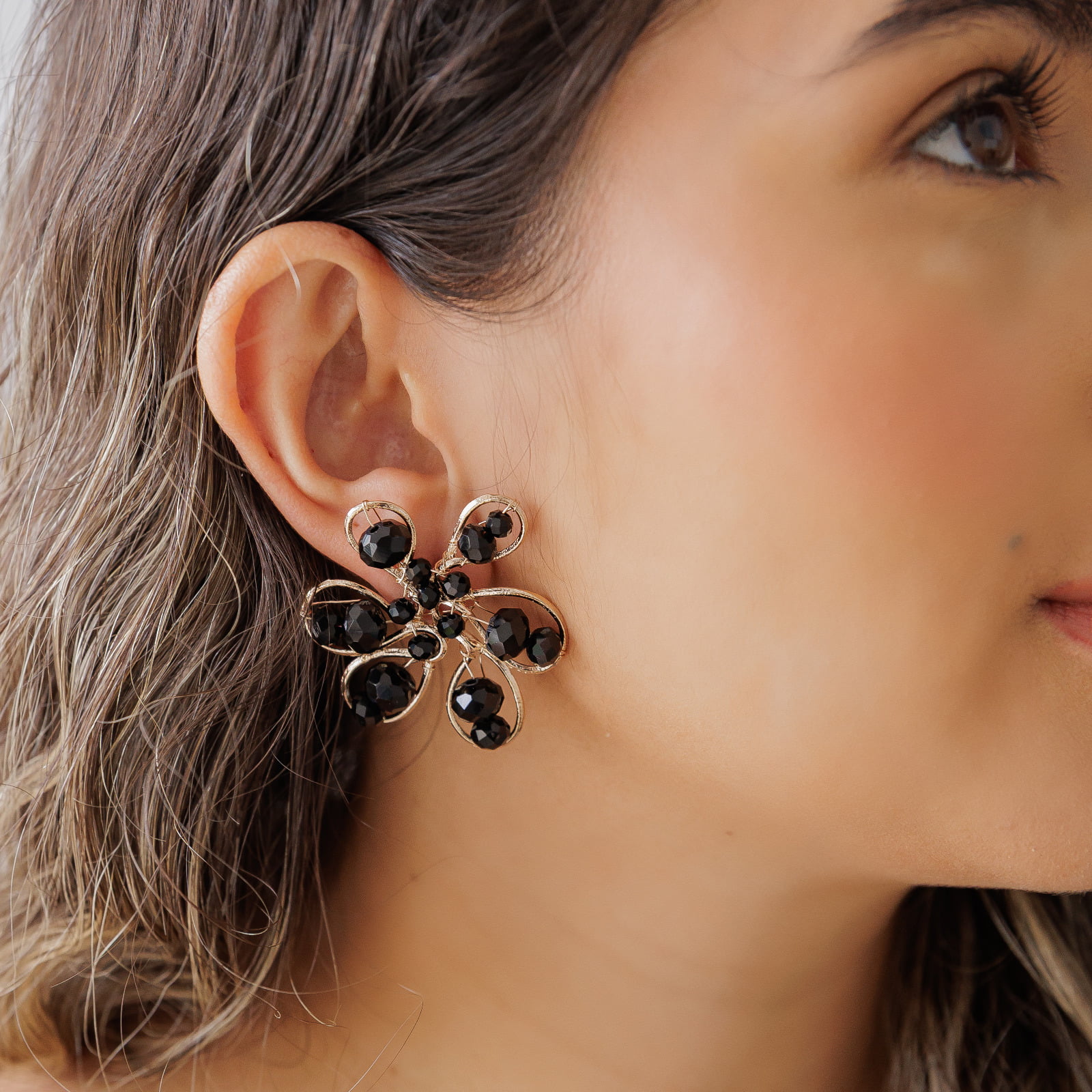 Brinco bordado com cristais preto folheado em ouro 18k 202200000000131