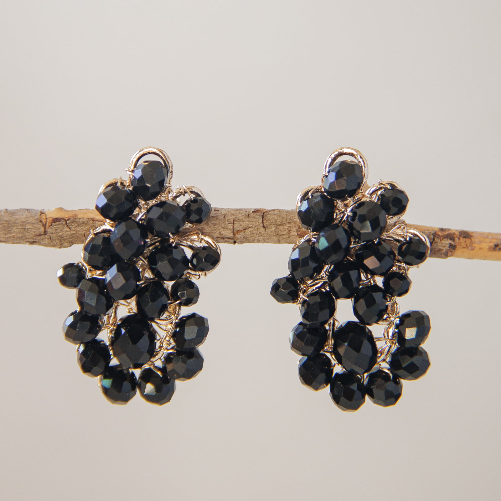 Brinco bordado com cristais preto folheado em ouro 18k 202200000000132