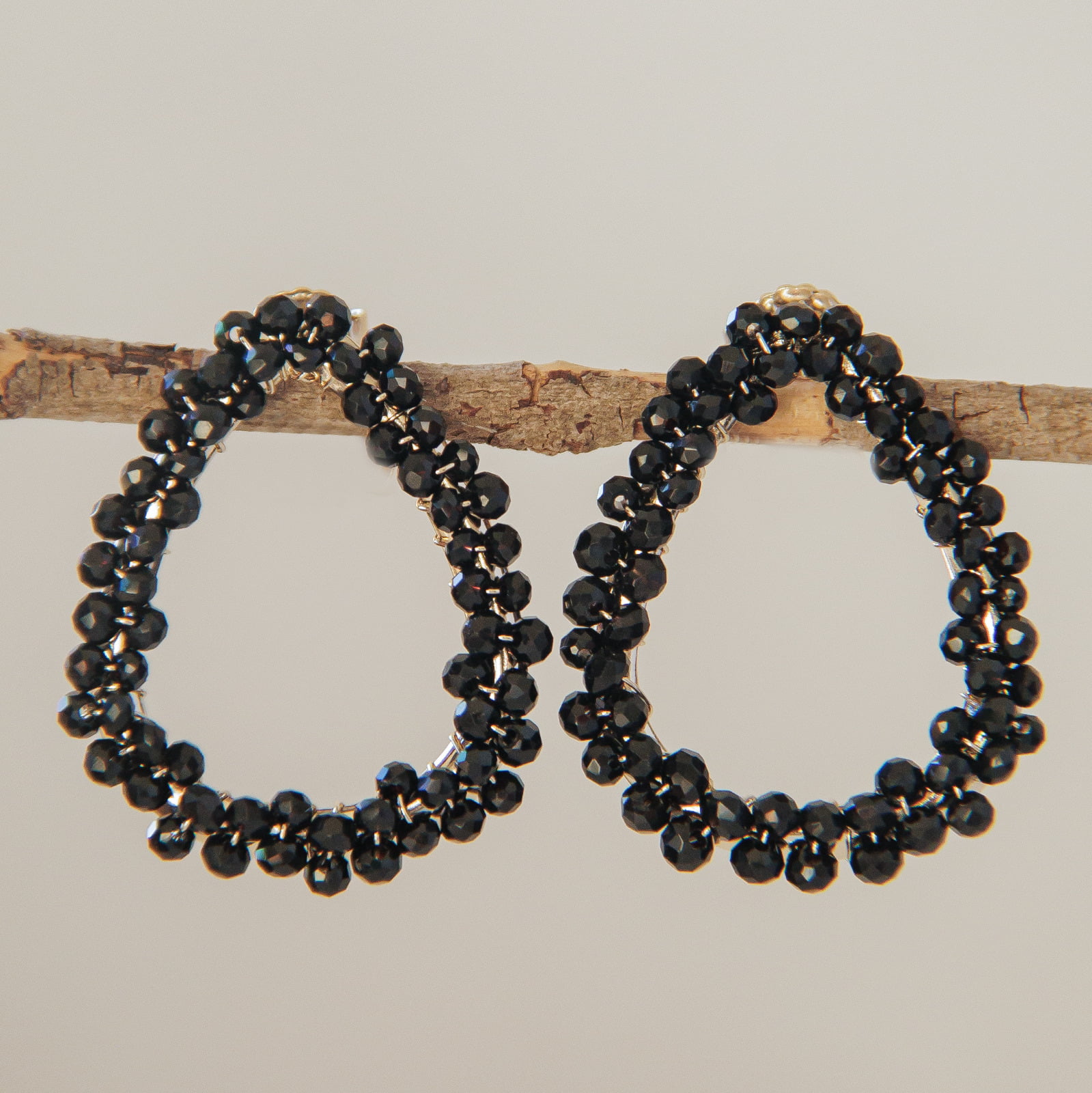 Brinco bordado com cristais preto folheado em ouro 18k 202200000000134