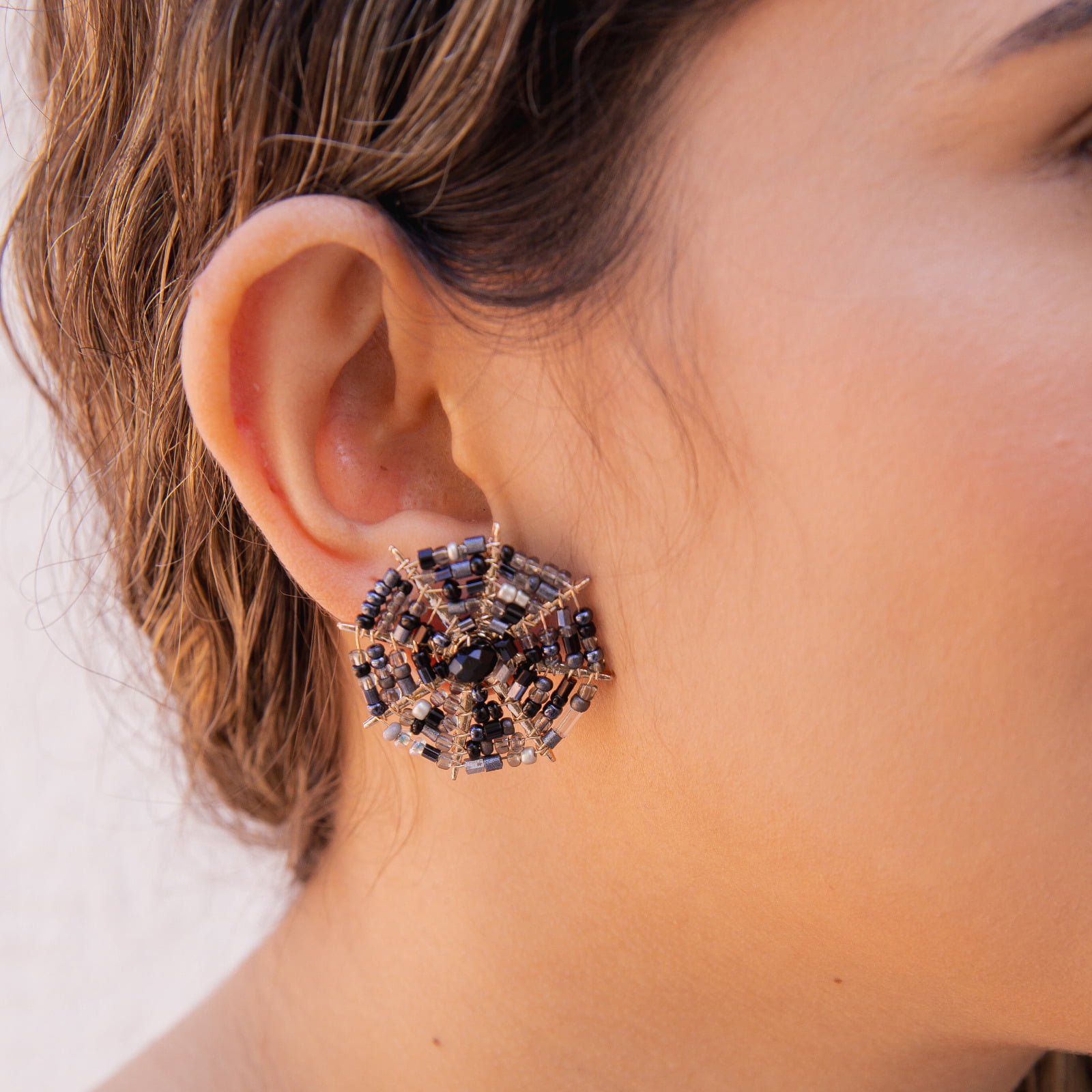 Brinco bordado com cristal e contas de vidro preto folheado em ouro 18k 202200000000123