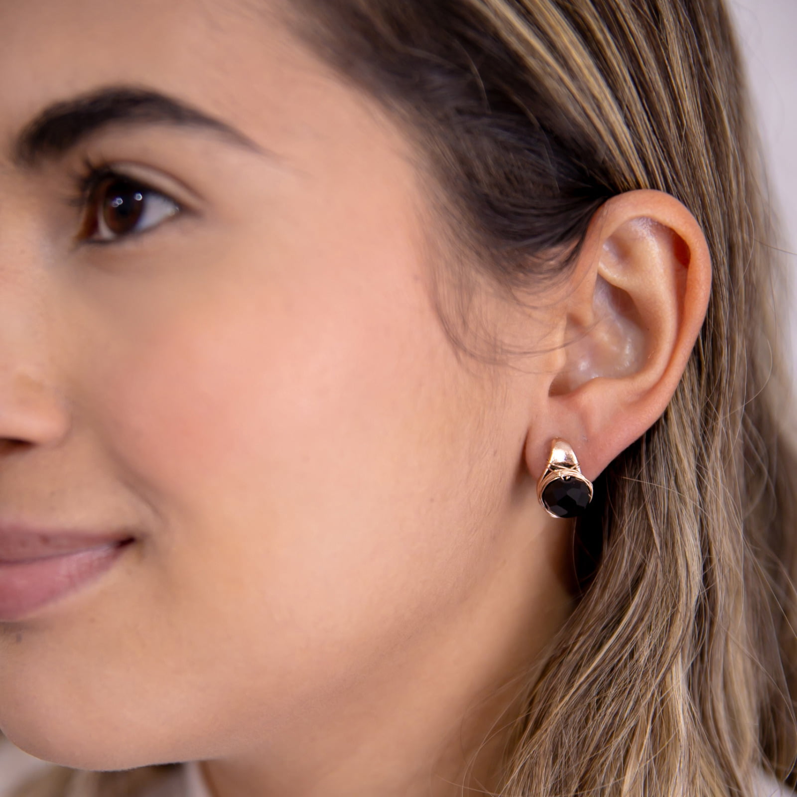 Brinco bordado com cristal preto folheado em ouro 18k 202200000000122