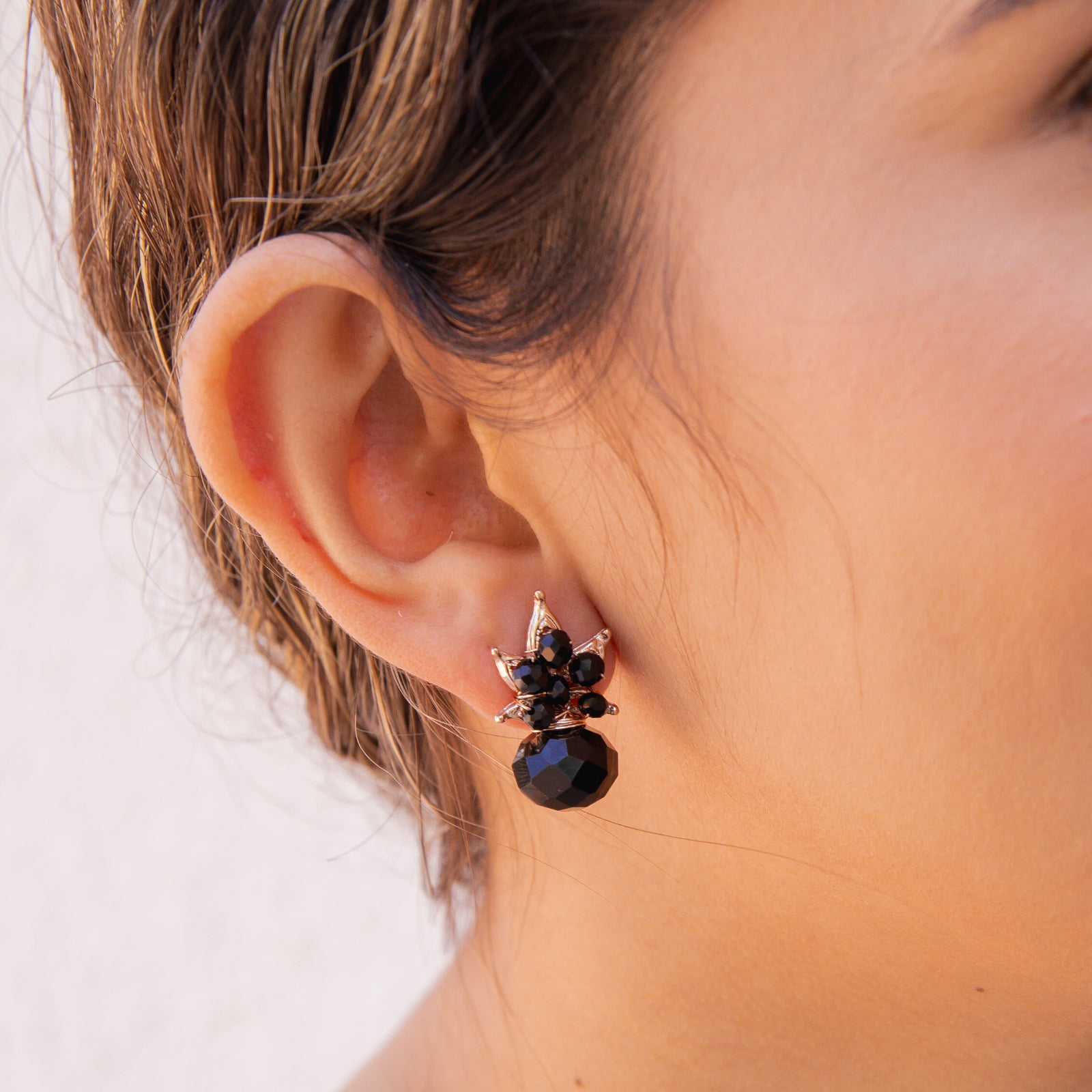 Brinco bordado com cristais preto folheado em ouro 18k 202200000000124