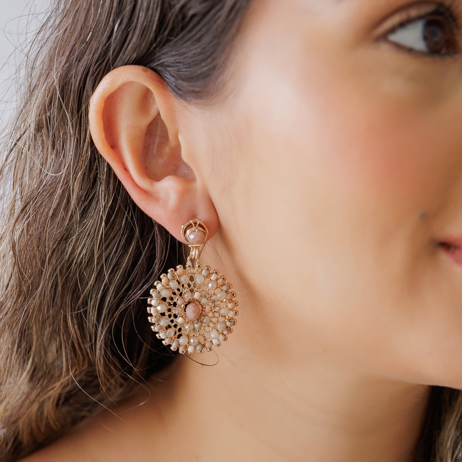 Brinco bordado mão com cristais em tons nude  e folheado em ouro 18k 202130000000232