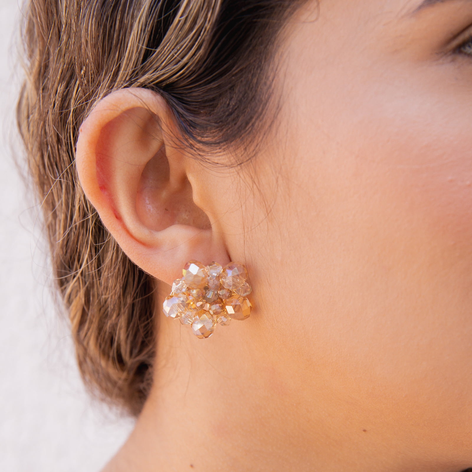 Brinco bordadoa mão com cristais em tons de nude  e folheado em ouro 18k