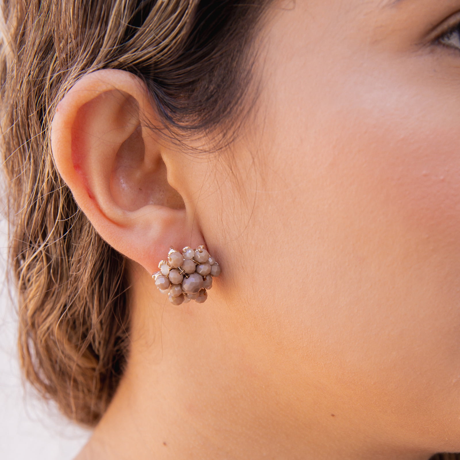 Brinco bordadoa mão com cristais em tons de nude  e folheado em ouro 18k     202130000000213