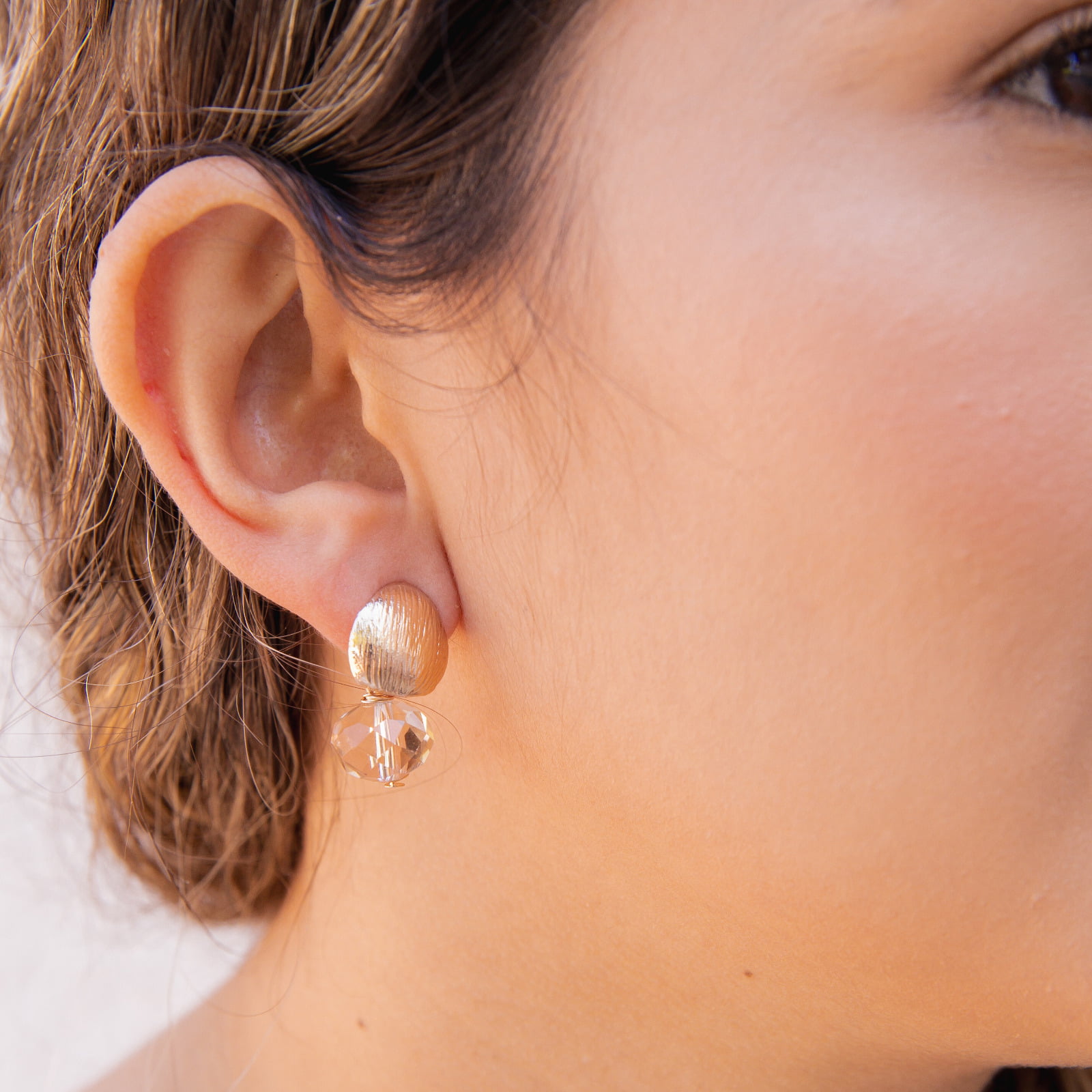 Brinco bordadoa mão com cristal em tom de nude  e folheado em ouro 18k     202130000000214