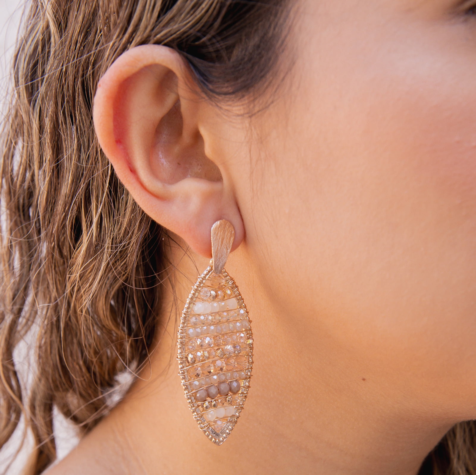 Brinco bordadoa mão com mix de cristais em tons de nude  e folheado em ouro 18k