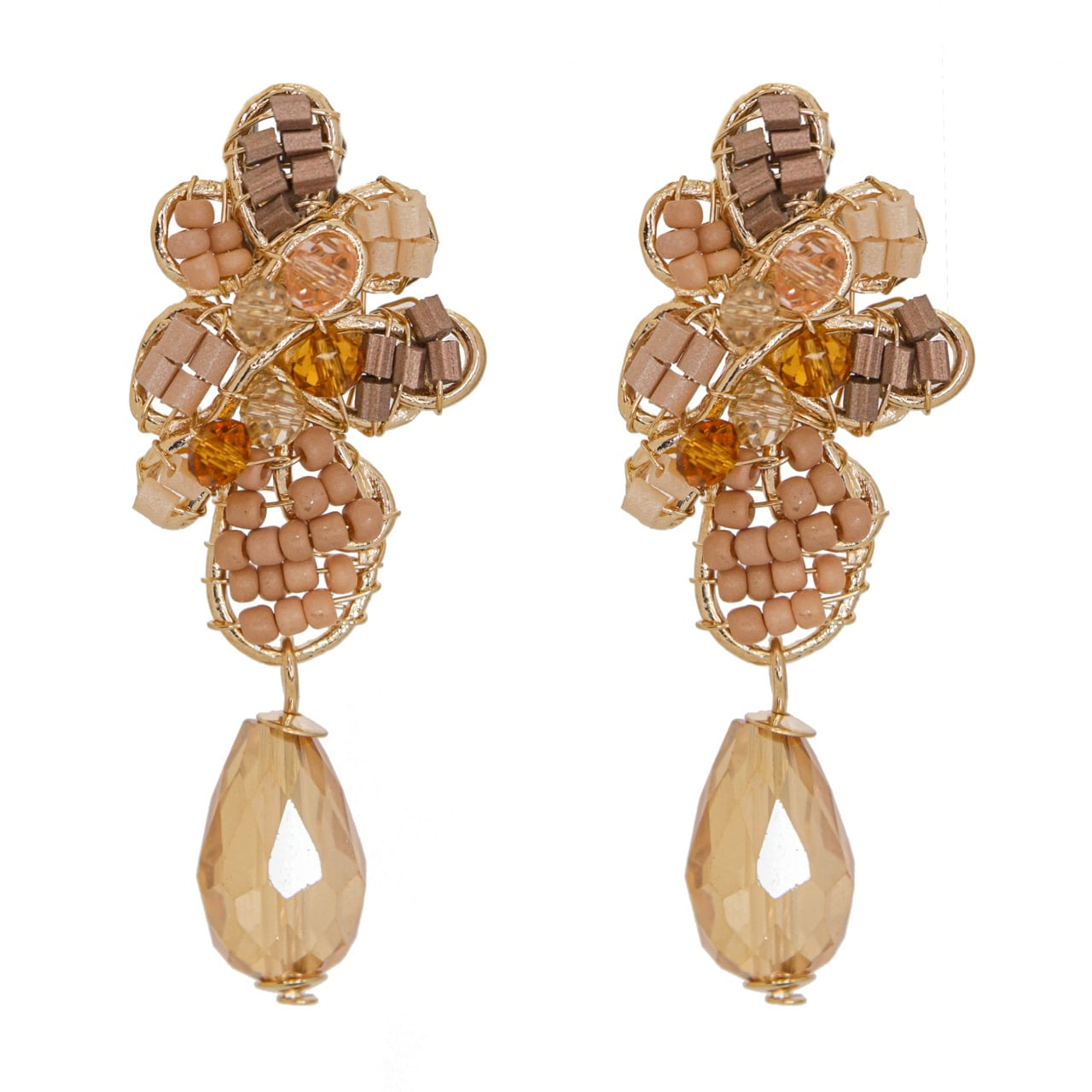 Brinco com cristais e vidrilhos nudes folheado em ouro 18k 