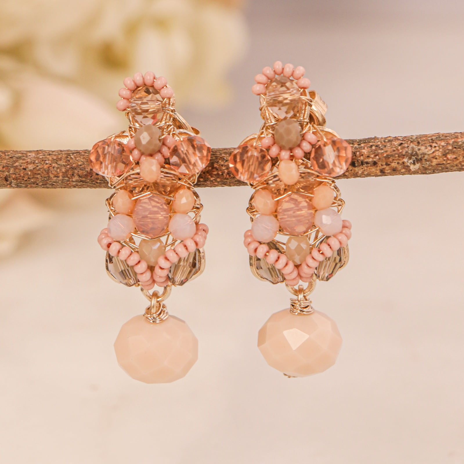 Brinco com cristais rosa e fumê folheado em ouro 18k  