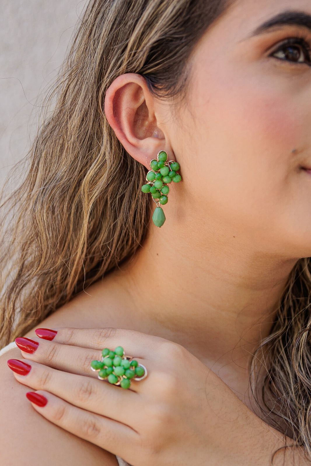 Brinco com cristais verdes folheado em ouro 18k 202150000000135