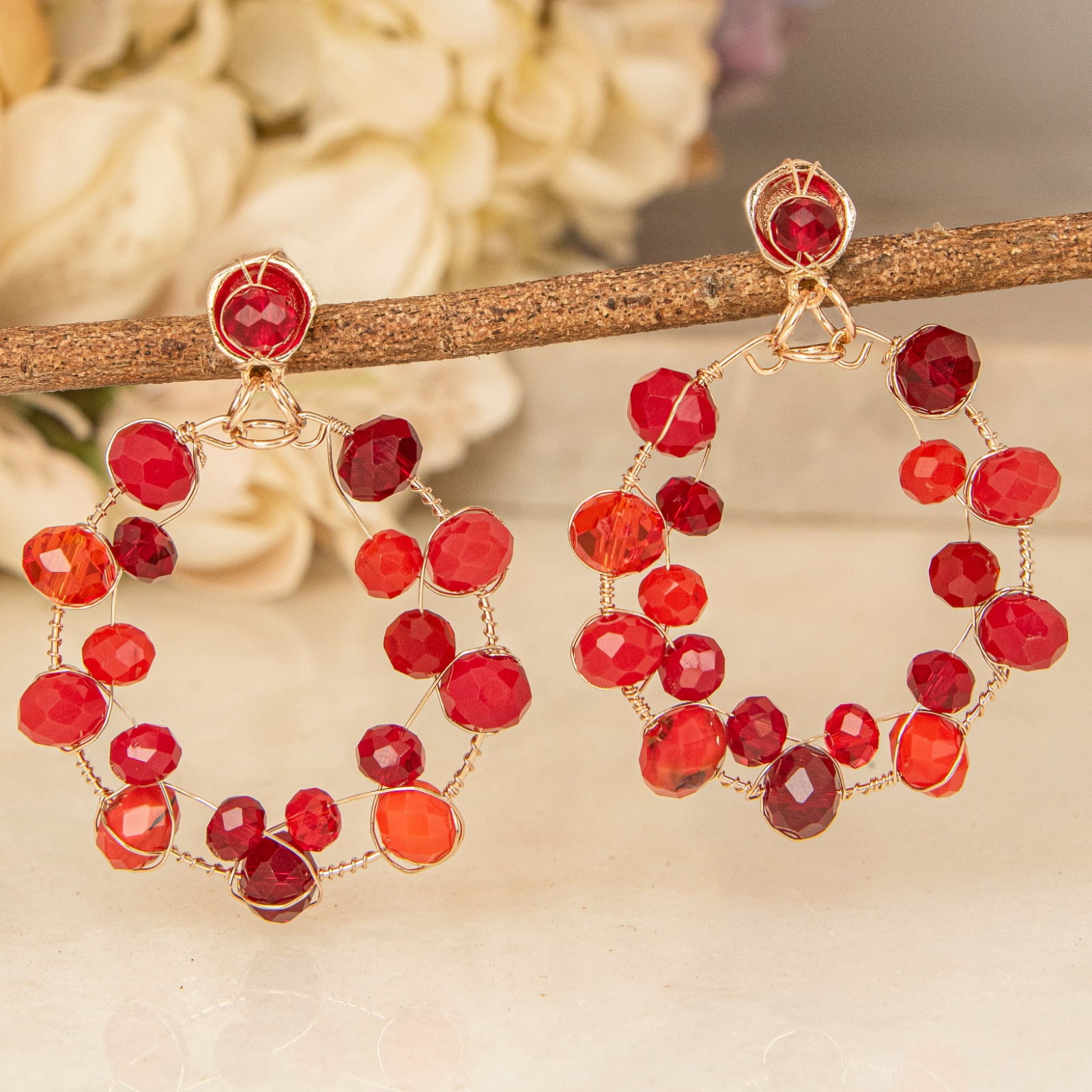 Brinco com cristais vermelhos folheado em ouro 18k 