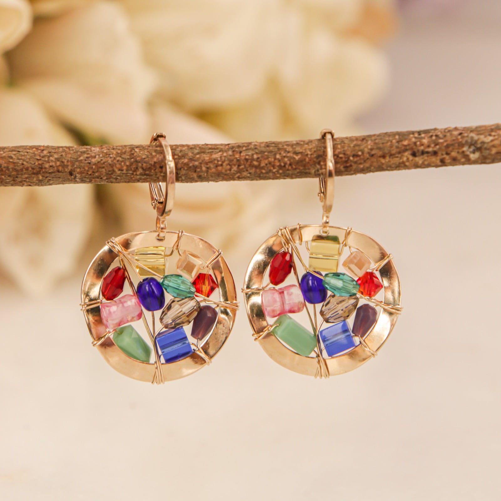 Brinco com feicho estilo flip bordada com mix de cristais e muranos coloridos, folheado em ouro 18k