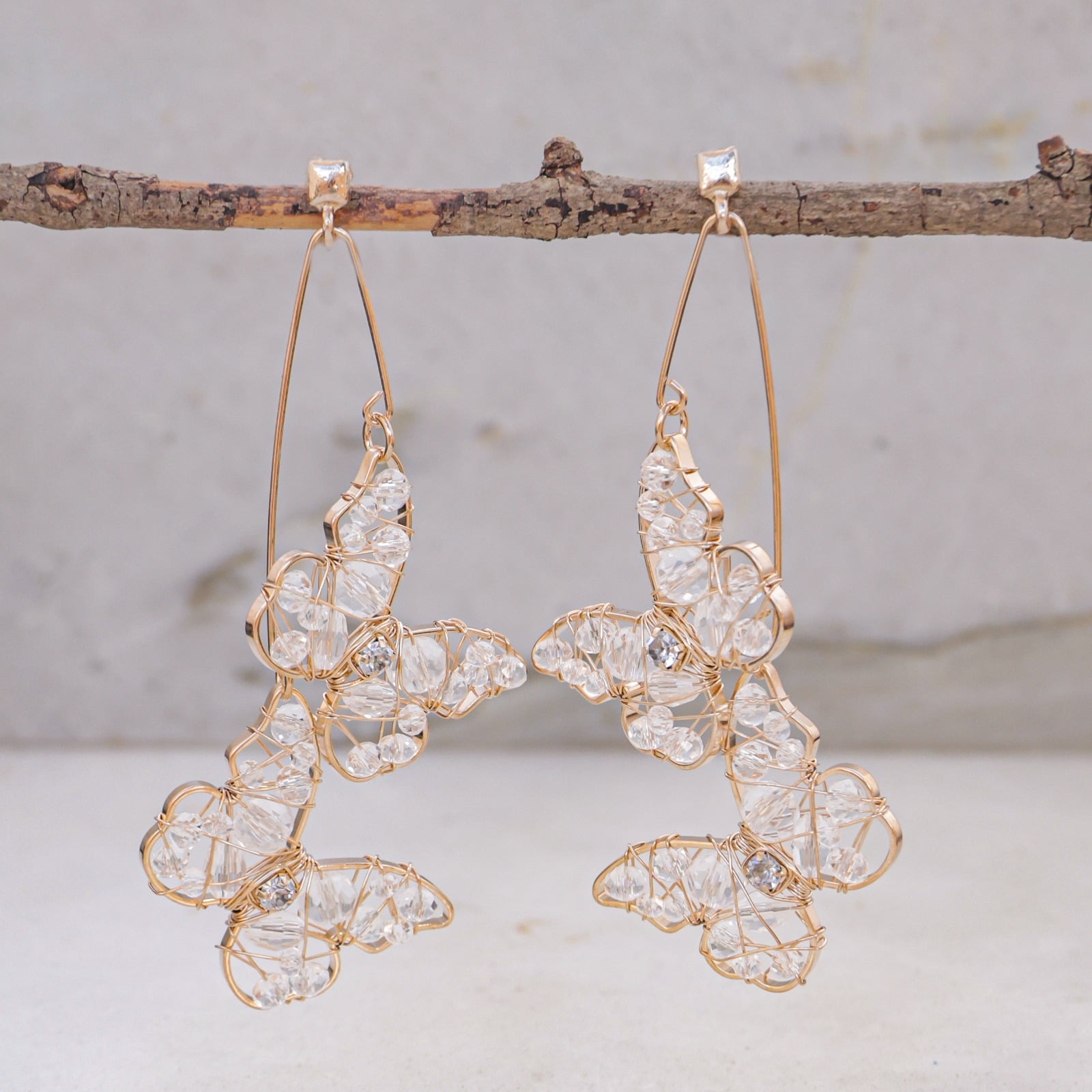 Brinco de borboleta com cristais transparentes folheado em ouro 18k  202160000000041