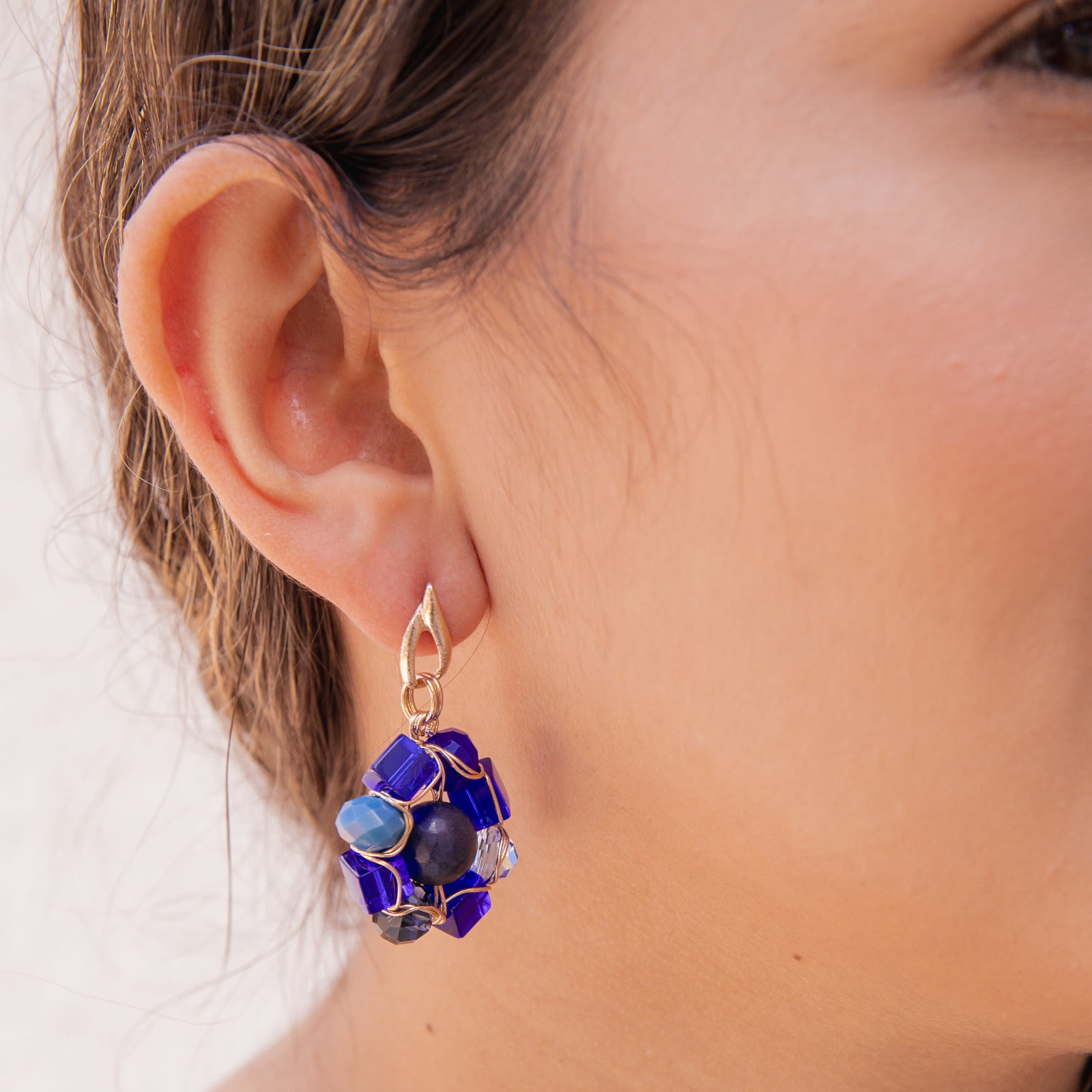 Brinco bordado a mão com cristais e pedra natural tom azul folheado em ouro 18k 202170000000195