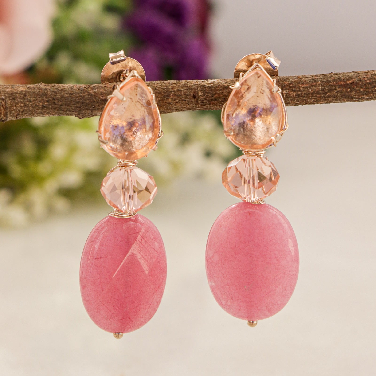 Brinco bordado a mão com jade rosa, cristal e resina rosa,  folheado em ouro 18K 