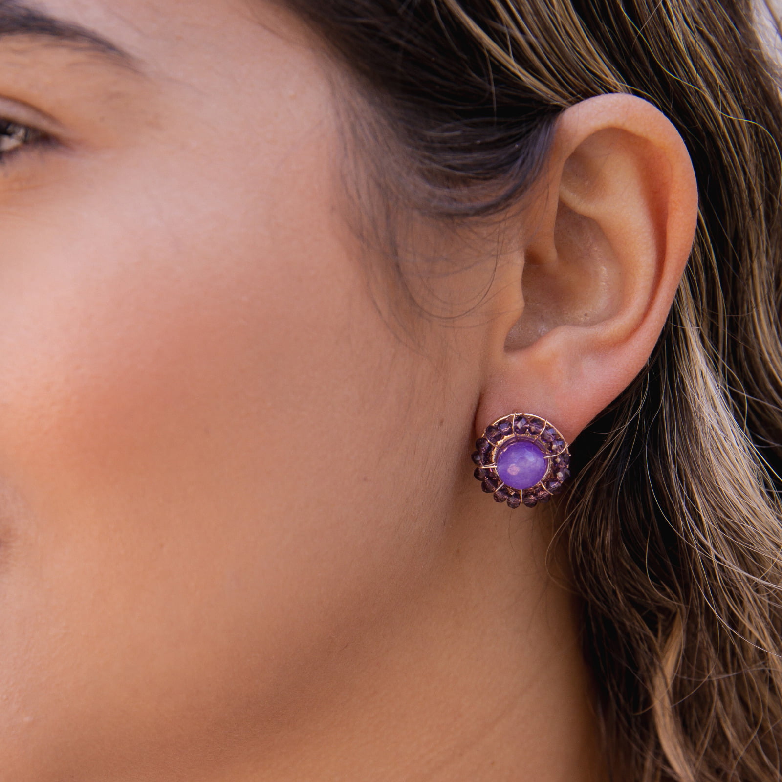 Brinco bordado a mão com mix de cristais  e pedra natural folheado em ouro 18k  202120000000063