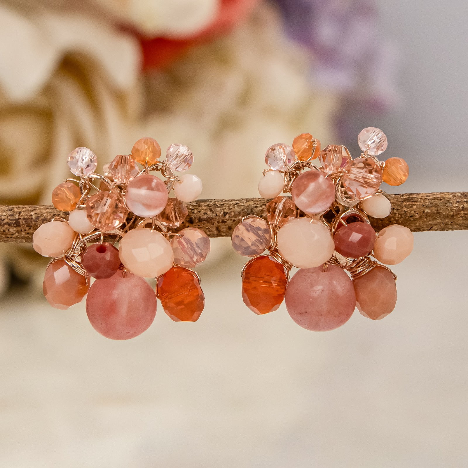 Brinco bordado a mão com mix de cristais em tons de rosa e pedra natural jade cherry folheado em ouro 18k  