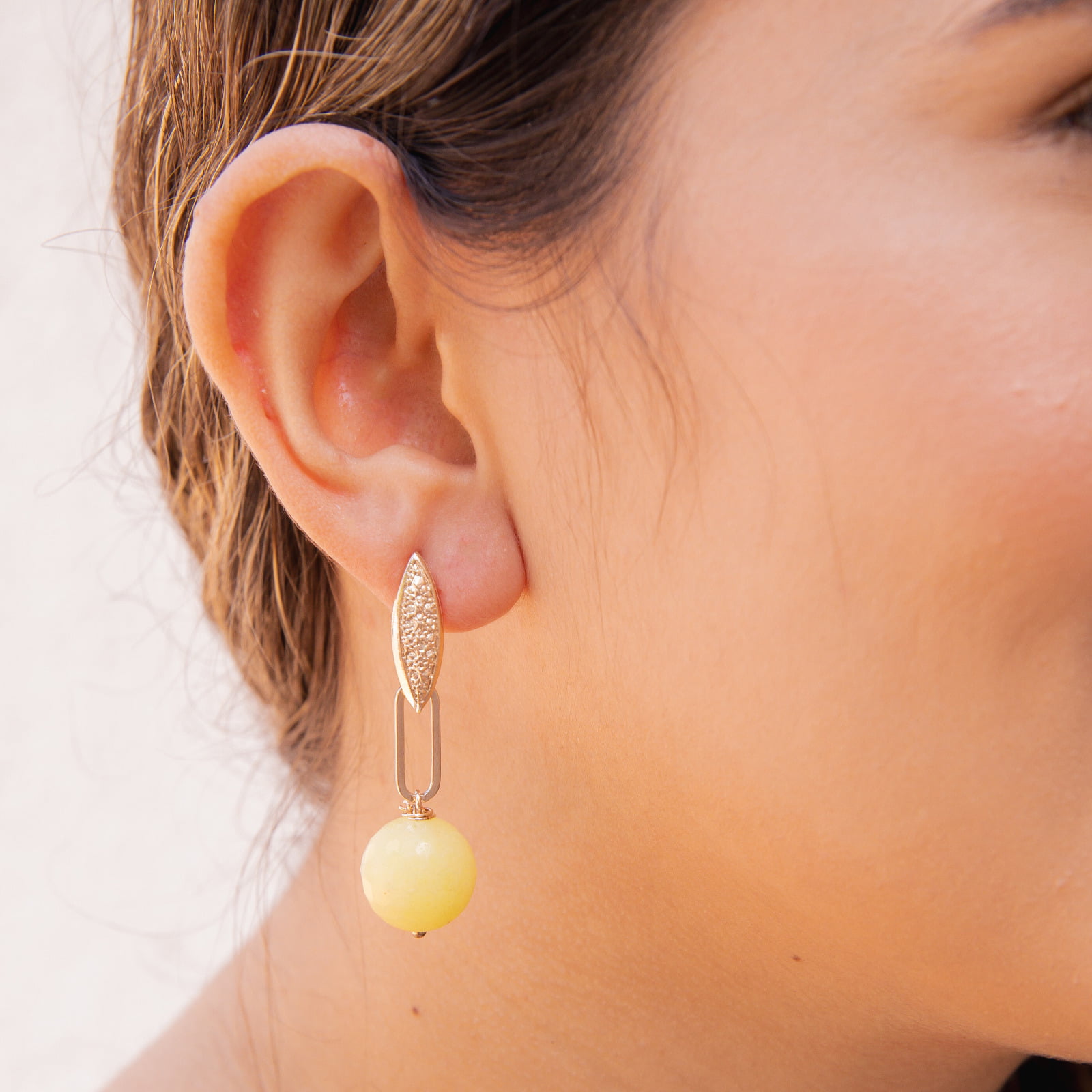 Brinco bordado a mão com pedra natural jade limão folheado em ouro 18k 202150000000144