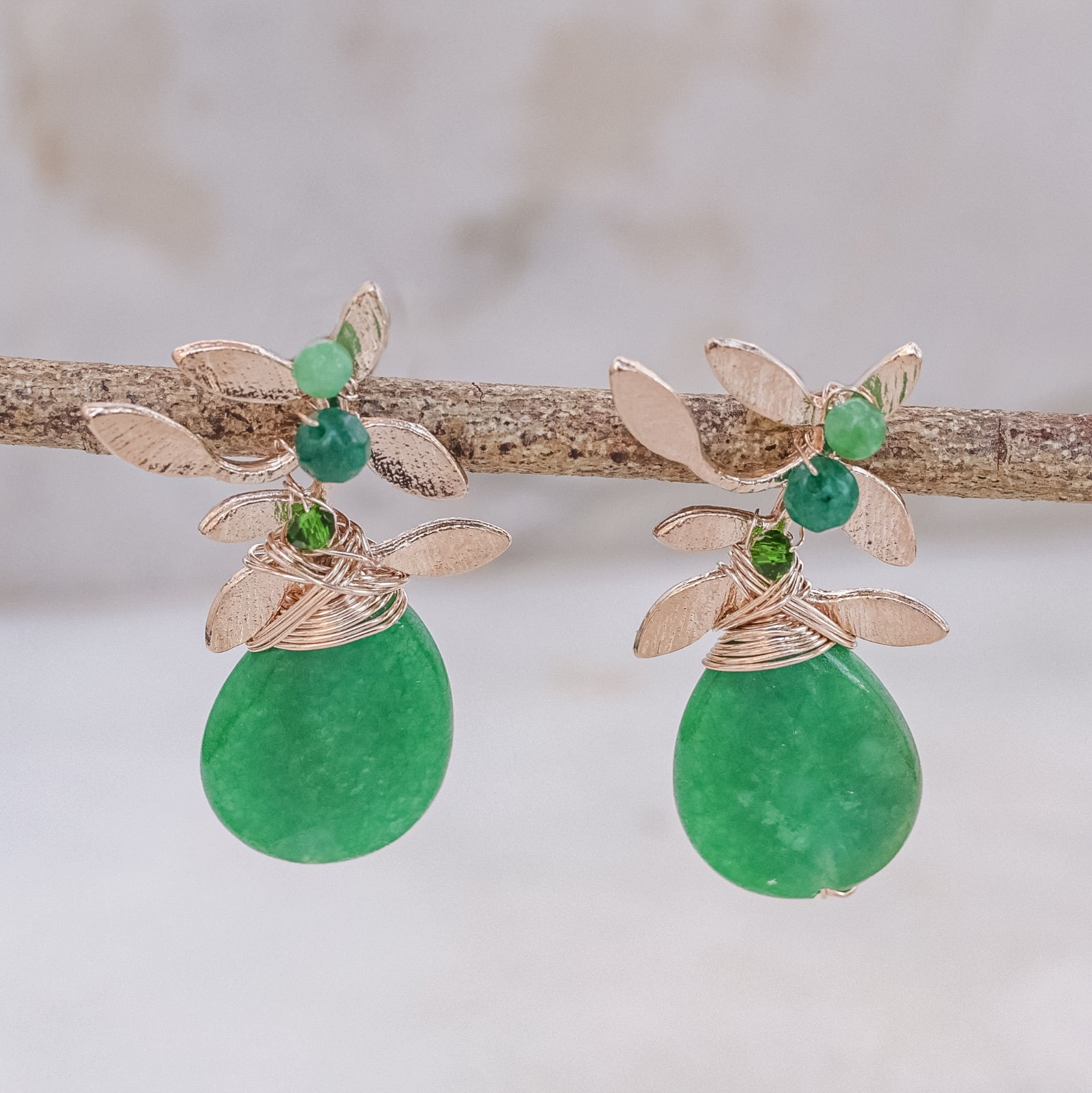 Brinco bordado a mão com pedra natural jade verde e cristais  folheado em ouro 18K 