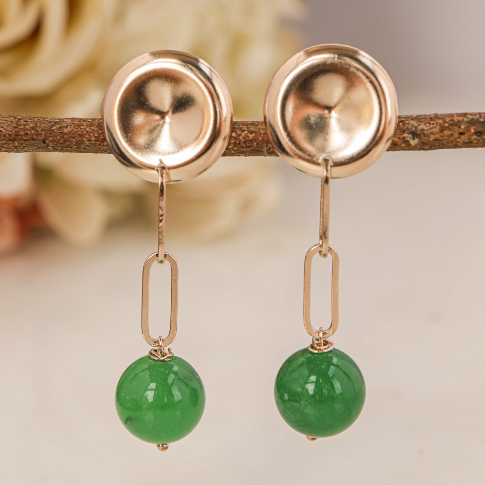 Brinco bordado a mão com pedra natural jade verde, folheado em ouro 18k 