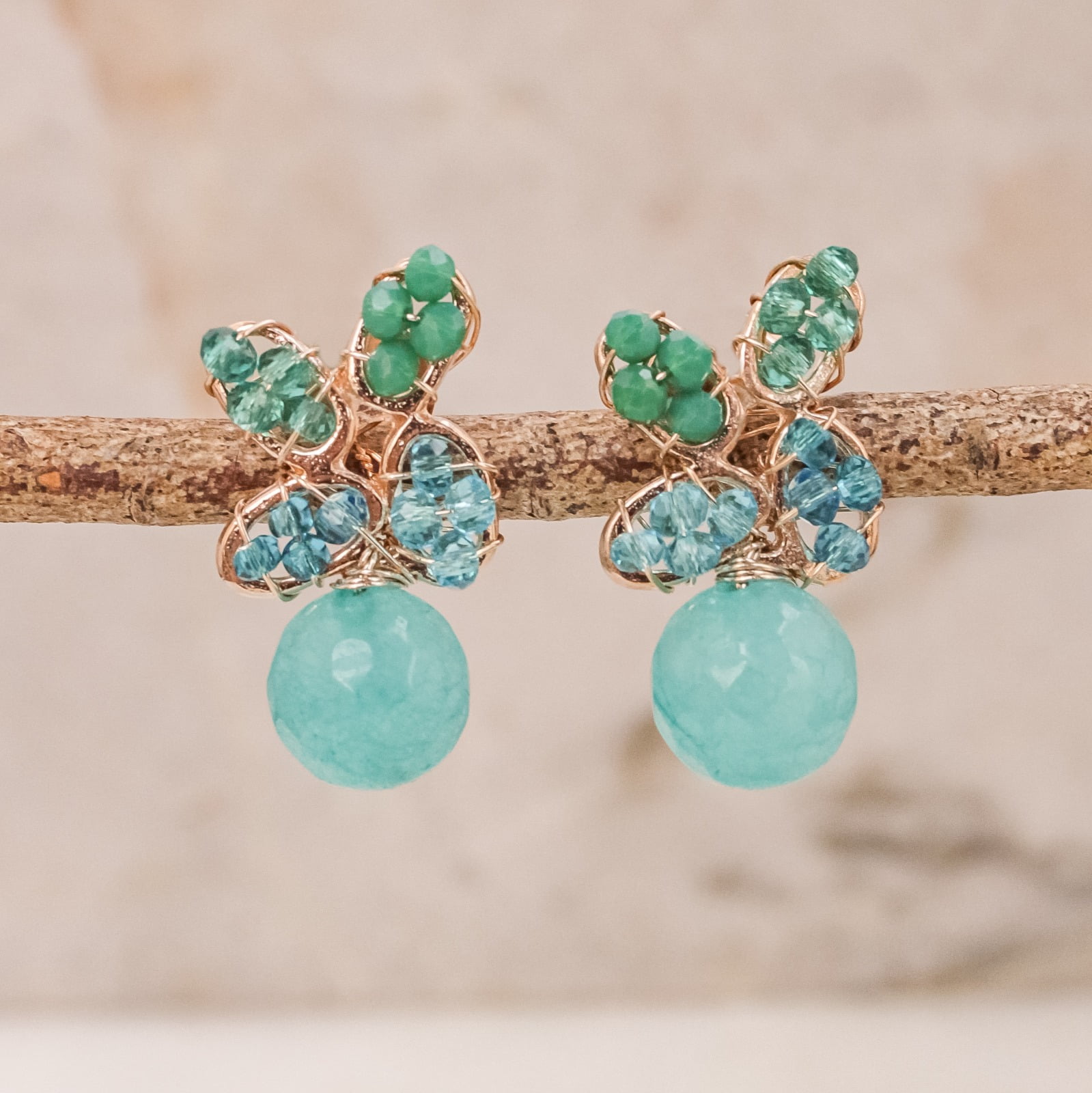 Brinco com pedra natural jade turquesa e cristais em tons de azul folheado em ouro 18K  