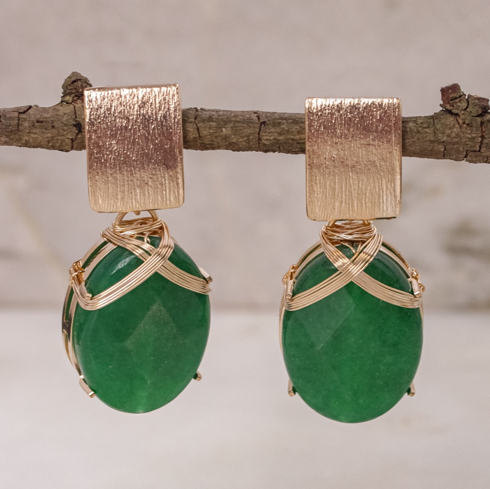 Brinco com pedra natural jade verde esmeralda folheado em ouro 18K  202150000000053