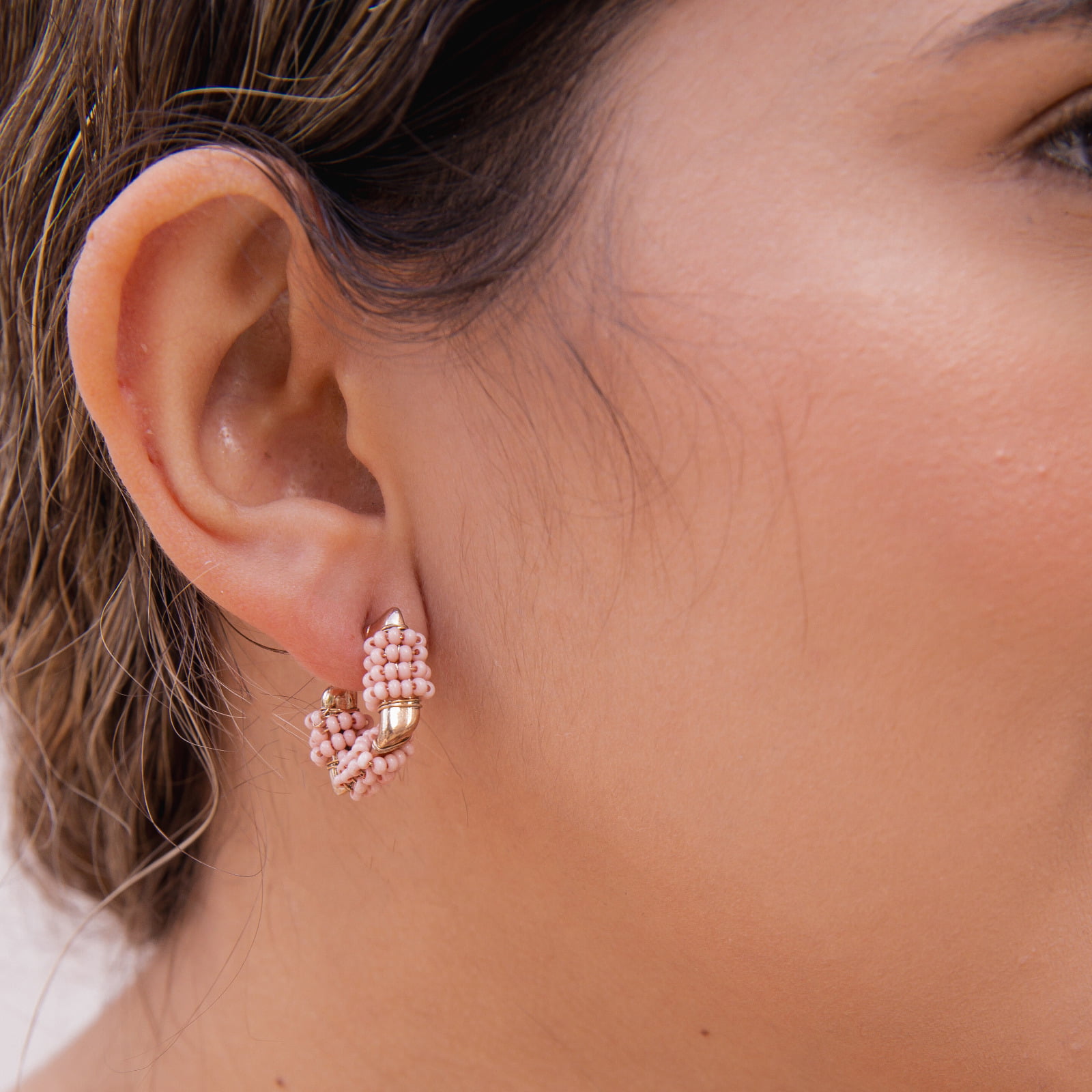 Brinco bordado a mão com contas de vidro em tons de rosa e folheado em ouro 18k 202230000000084