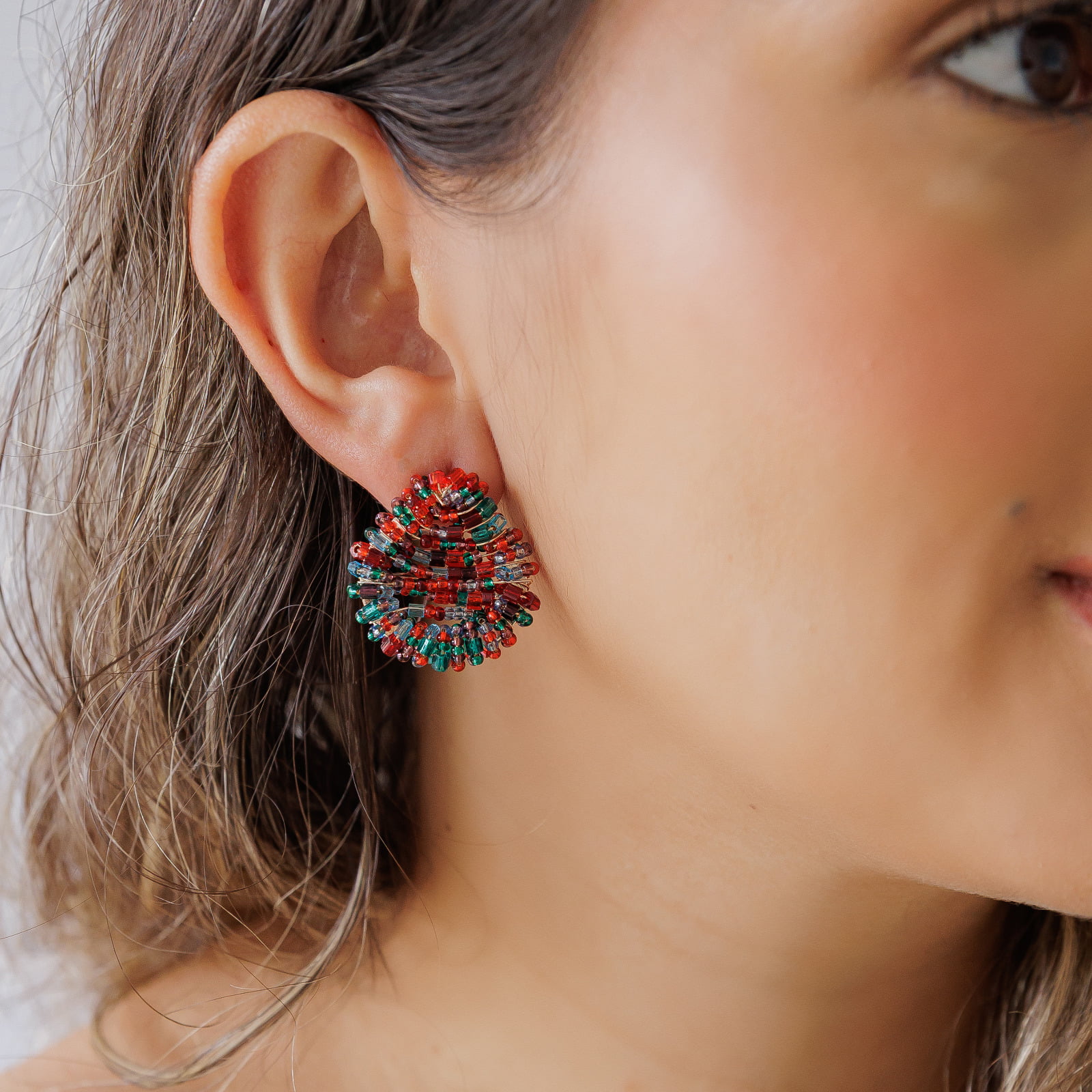 Brinco bordado a mão com mix de contas de vidro coloridos folheado em ouro 18k 2021100000004681