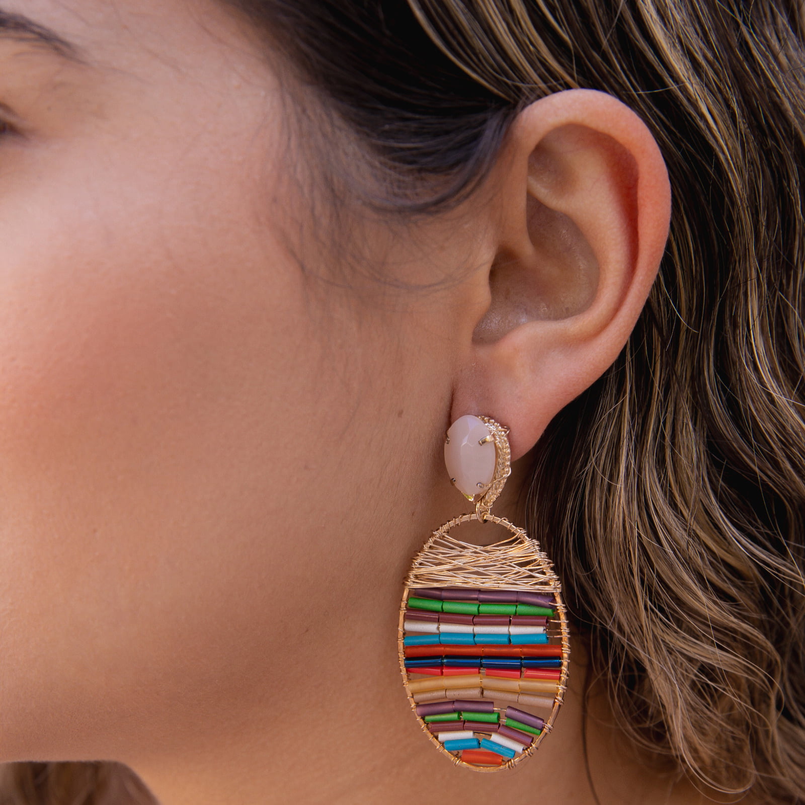 Brinco bordado a mão com mix de vidrilhos coloridos e resina nude, folheado em ouro 18k 2021100000004656