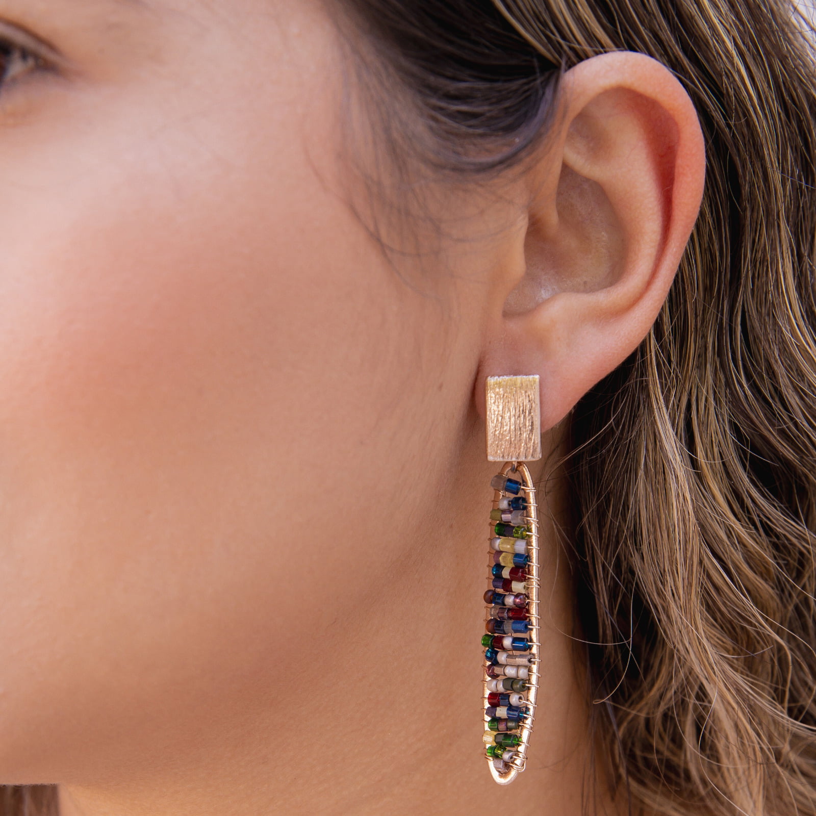 Brinco bordado a mão com mix de vidrilhos coloridos, folheado em ouro 18k 2021100000004654