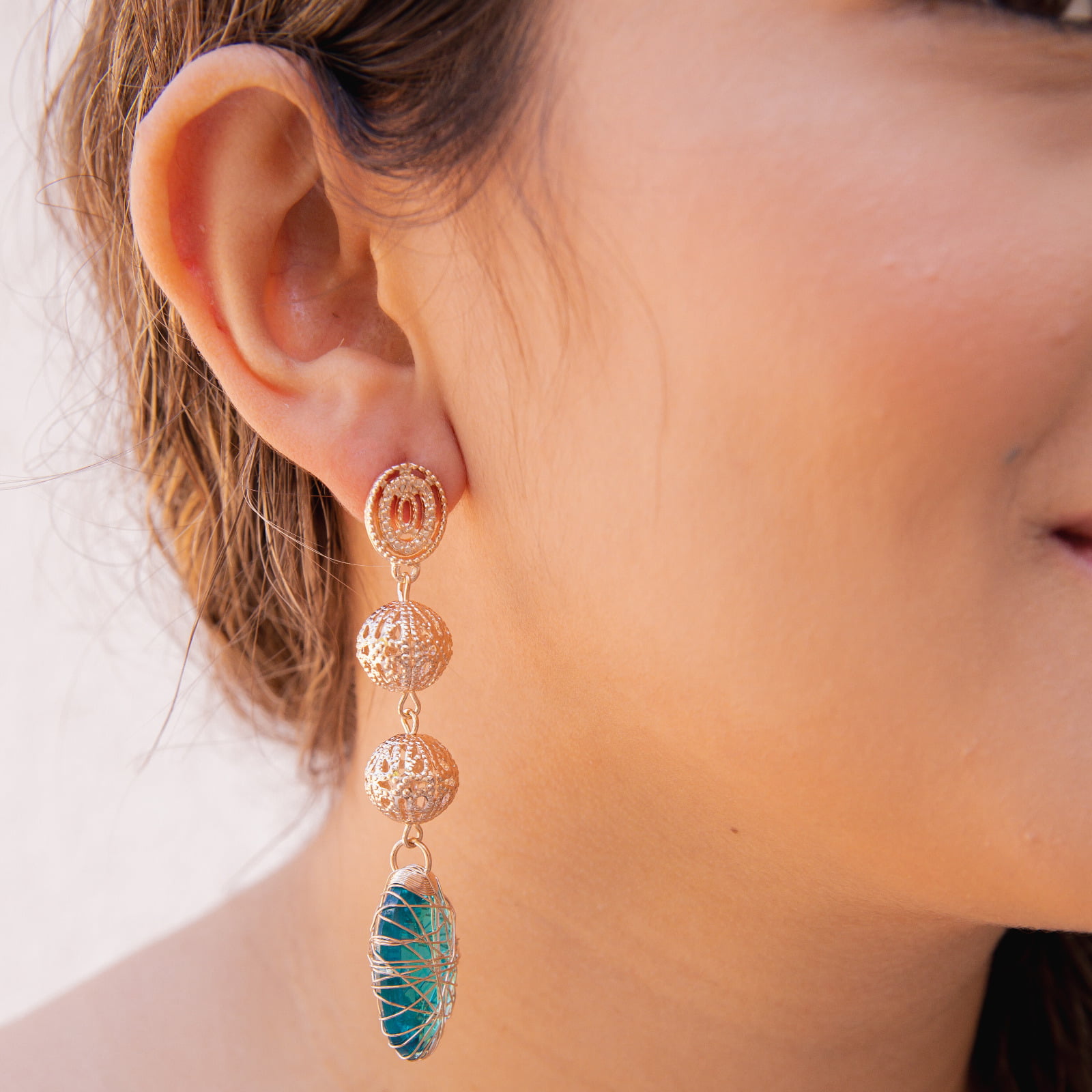 Brinco bordado a mão com resina em tom verde folheado em ouro 18k 202150000000142