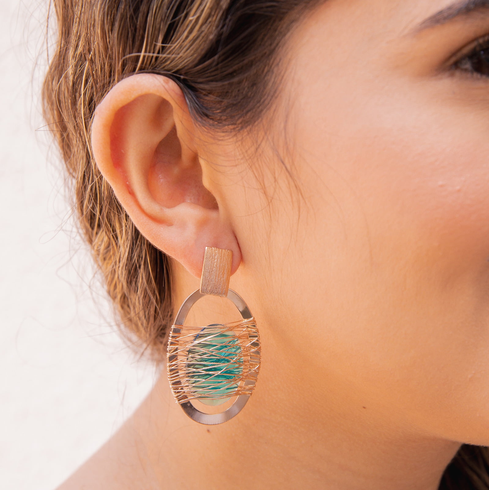 Brinco bordado a mão com resina em tom verde folheado em ouro 18k 202150000000145