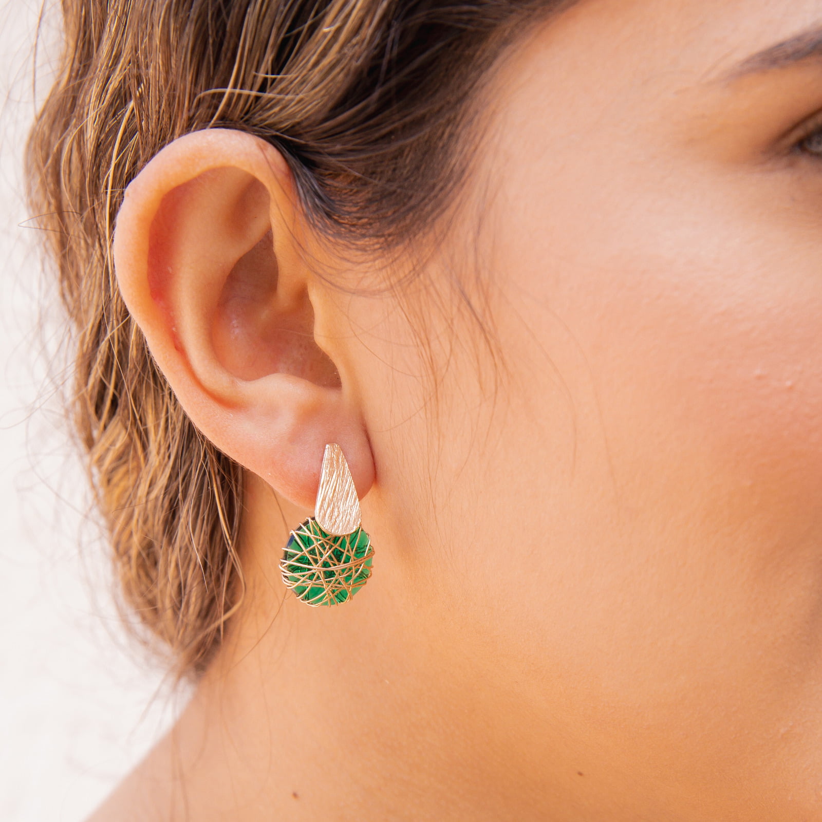 Brinco bordado a mão com resina em tom verde folheado em ouro 18k 202150000000146