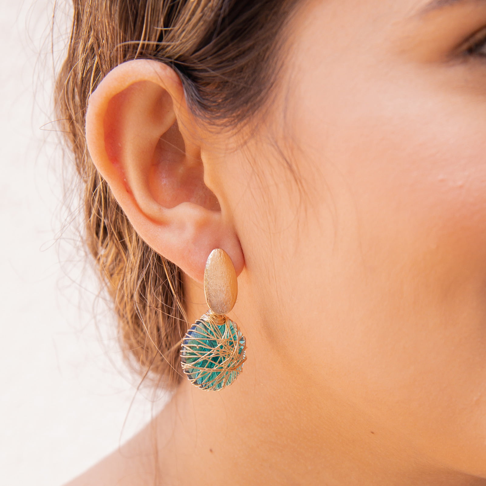 Brinco bordado a mão com resina em tom verde folheado em ouro 18k 202150000000147