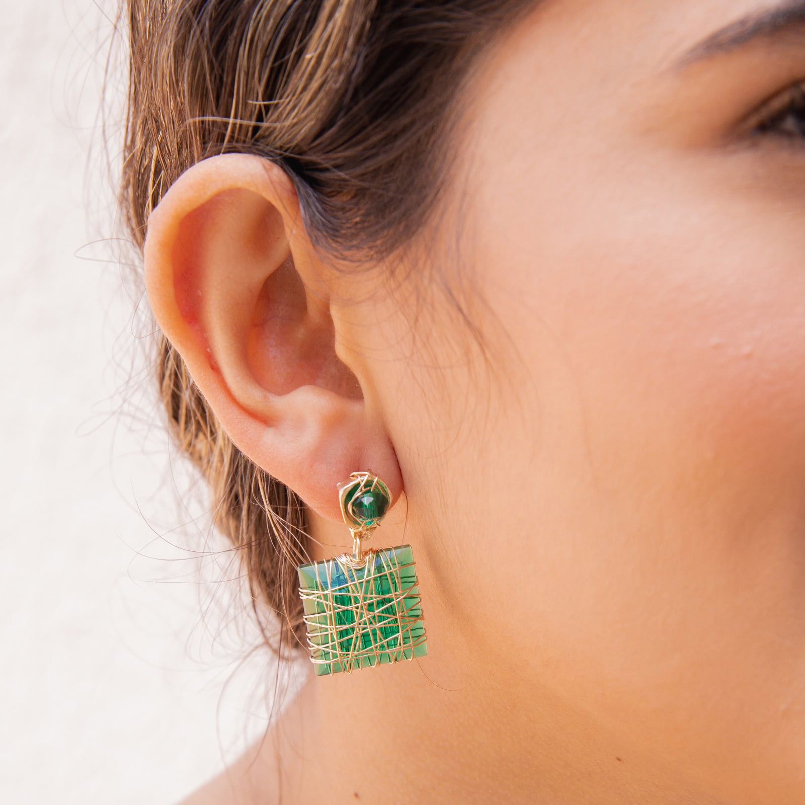 Brinco bordado a mão com resina em tom verde folheado em ouro 18k 202150000000149