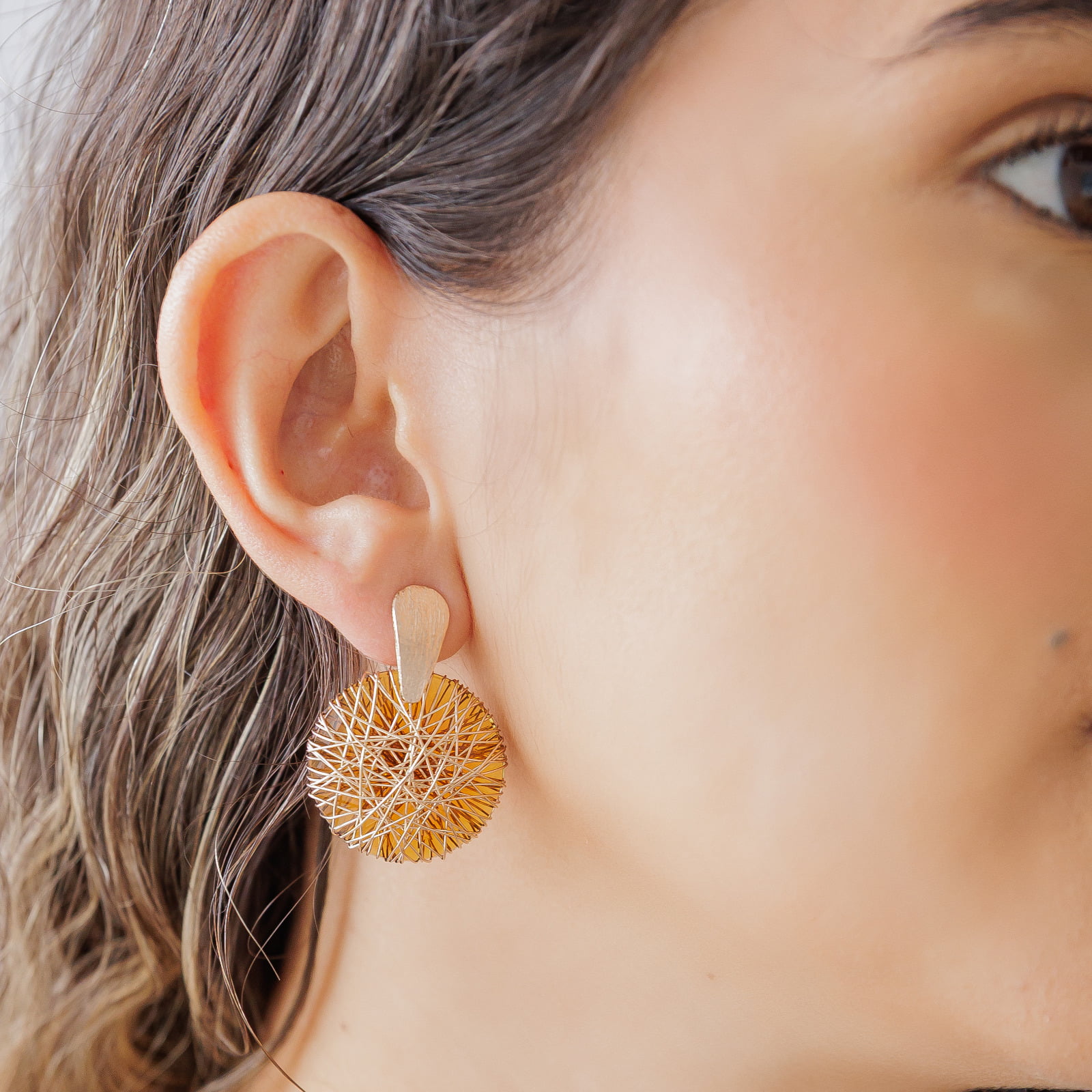 Brinco bordado a mão com resina marrom  folheado em ouro 18k  202130000000229