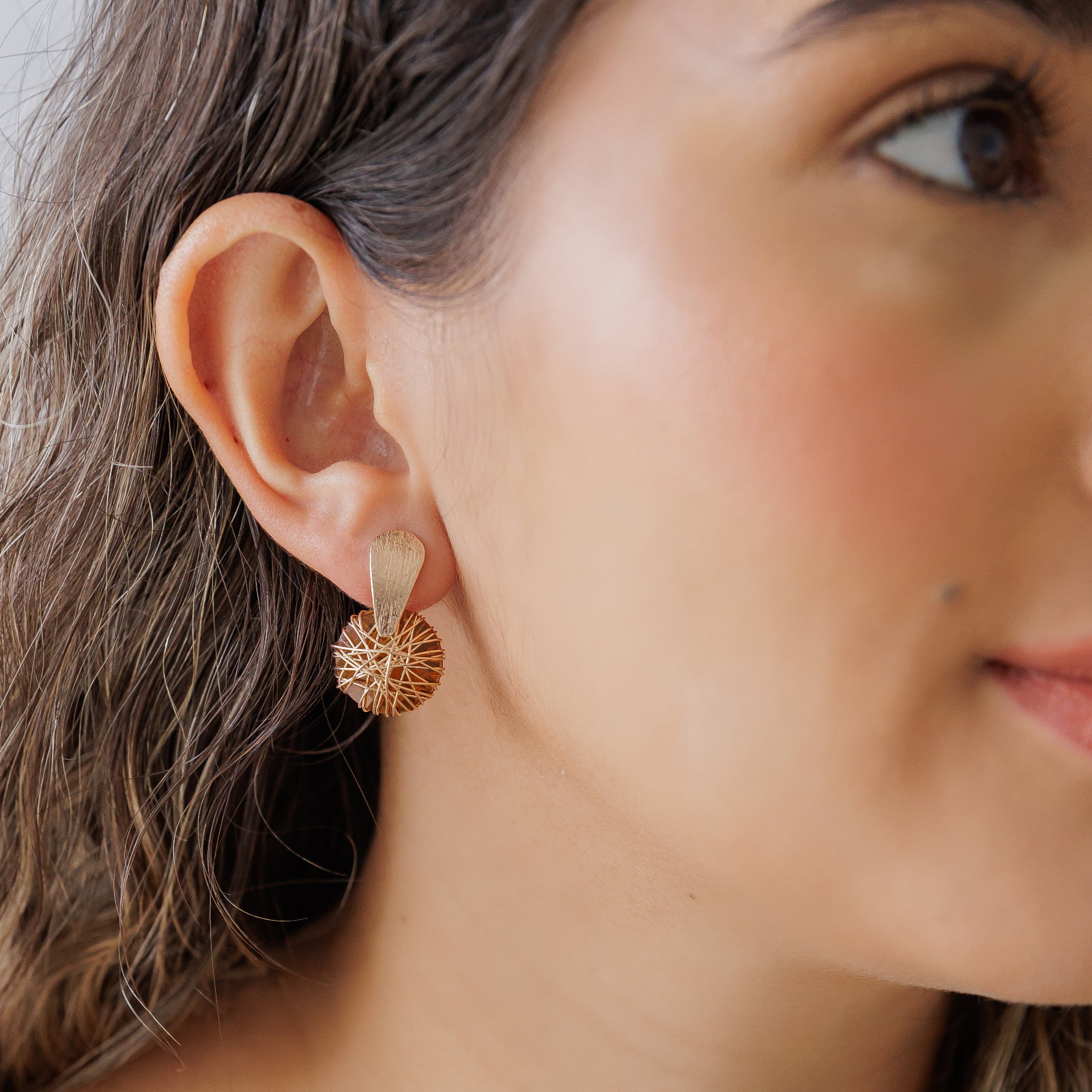 Brinco bordado a mão com resina marrom folheado em ouro 18k 202130000000230