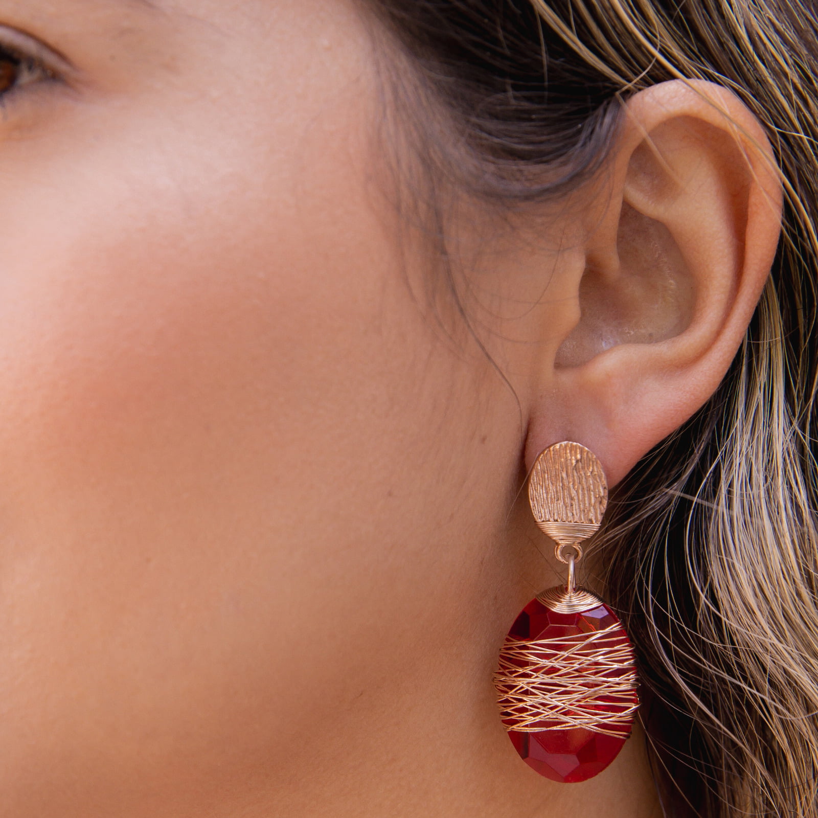 Brinco bordado a mão com resina vermelha folheado em ouro 18k 2021800000000104