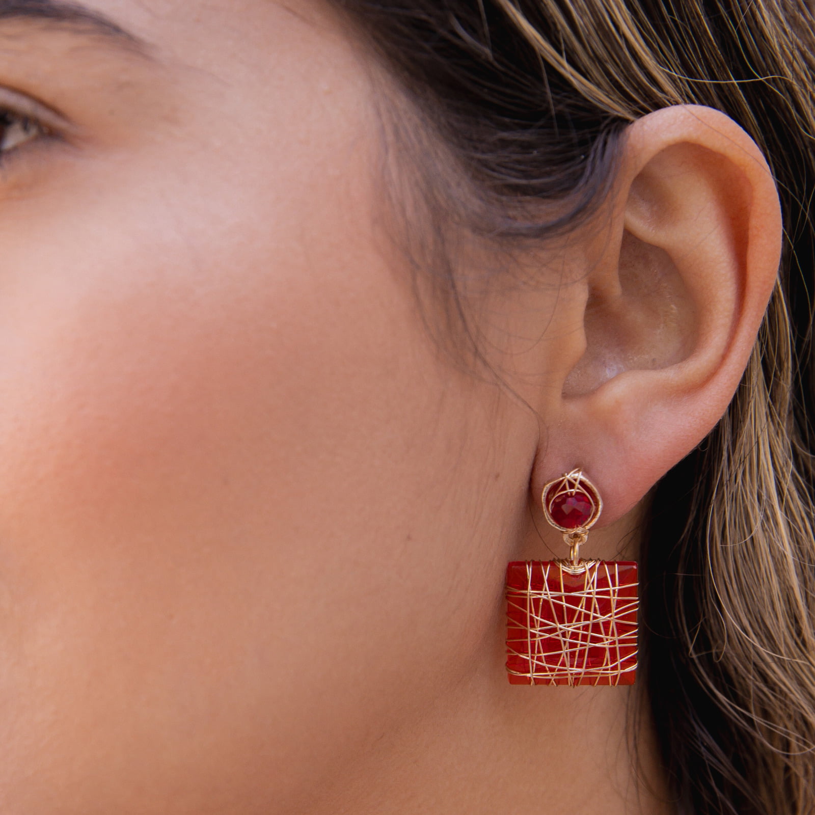 Brinco bordado a mão com resina vermelha folheado em ouro 18k 2021800000000105