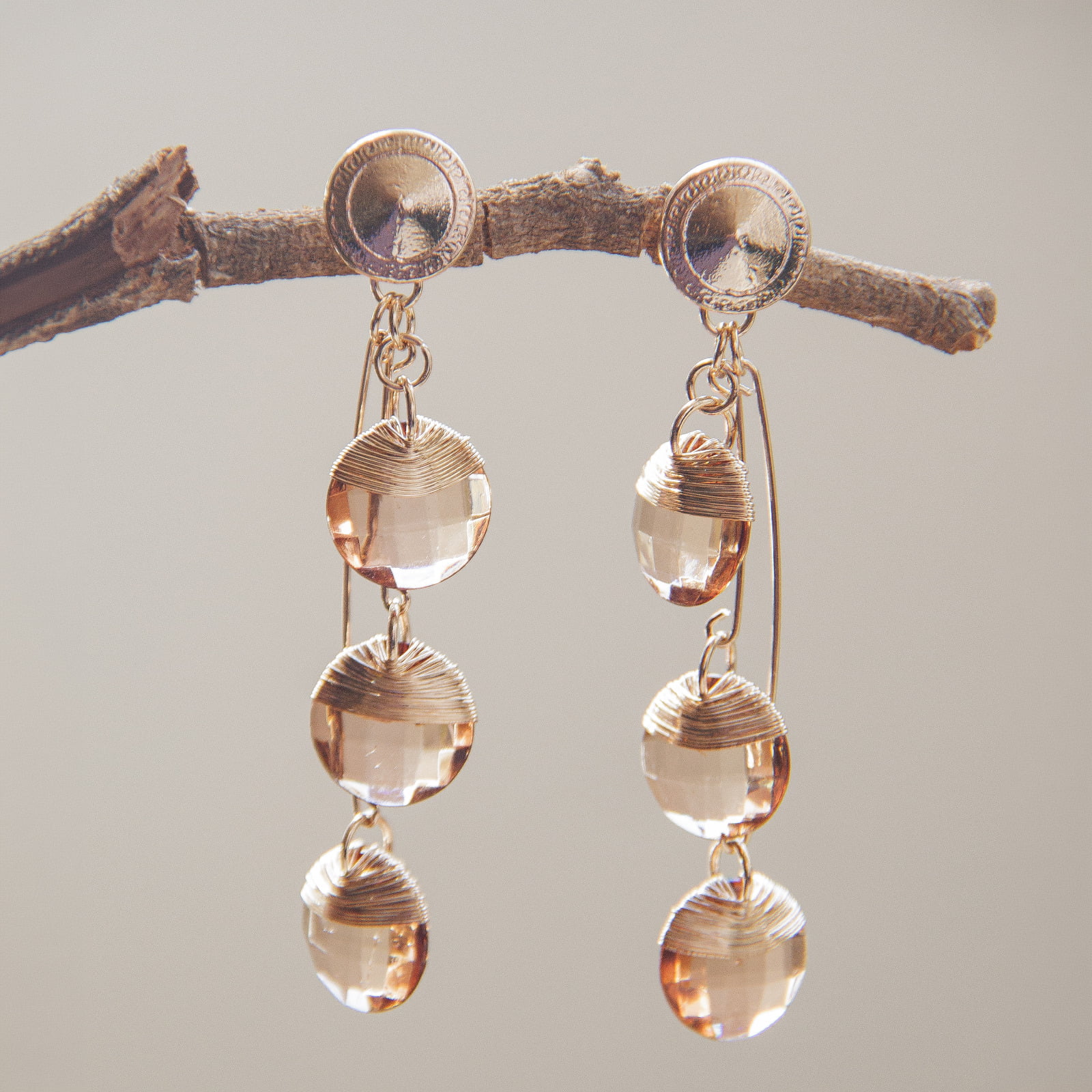 Brinco bordado com resina marrom folheado em ouro 18k 202130000000241